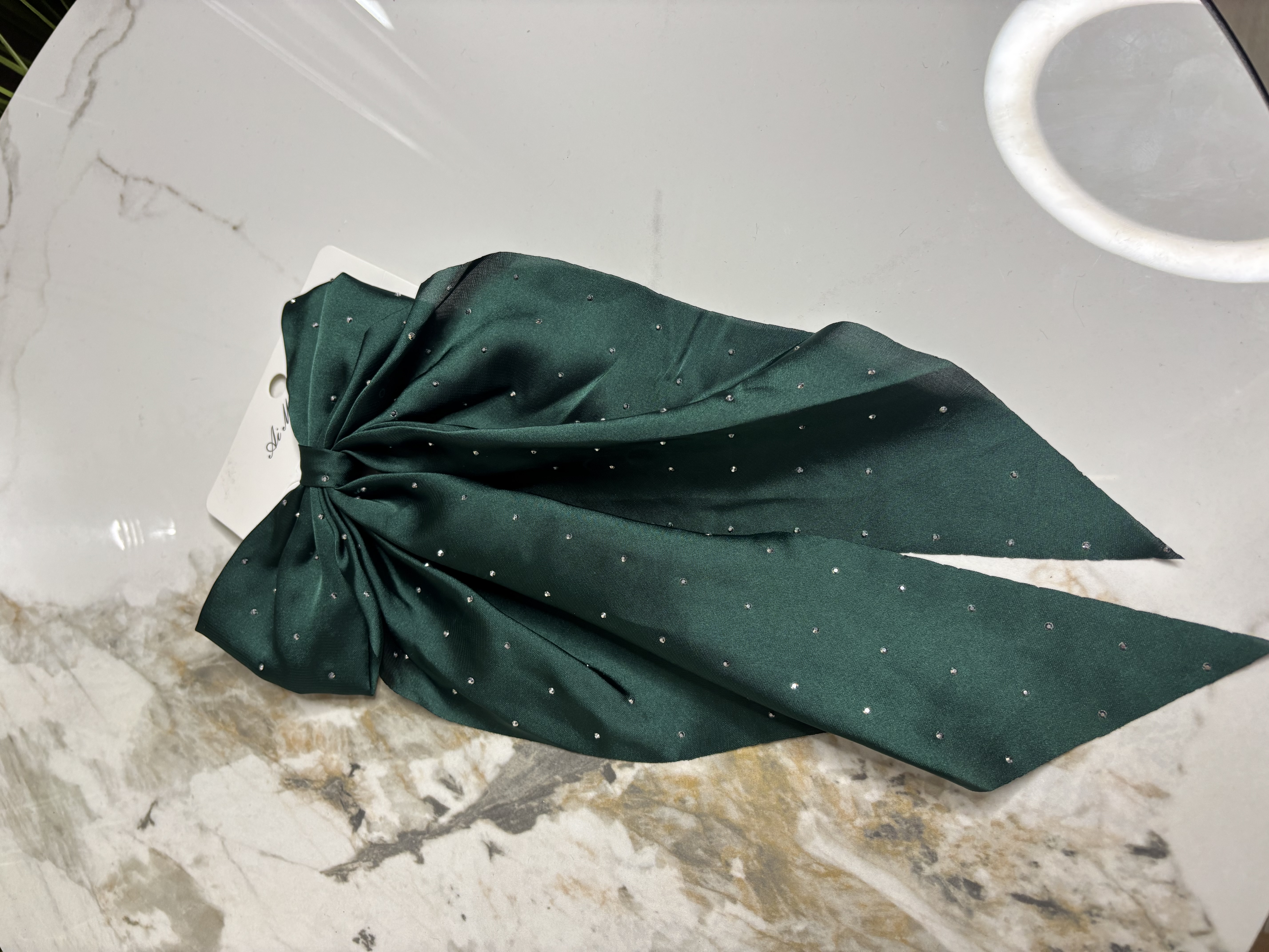 Auksinė kaspino formos segė