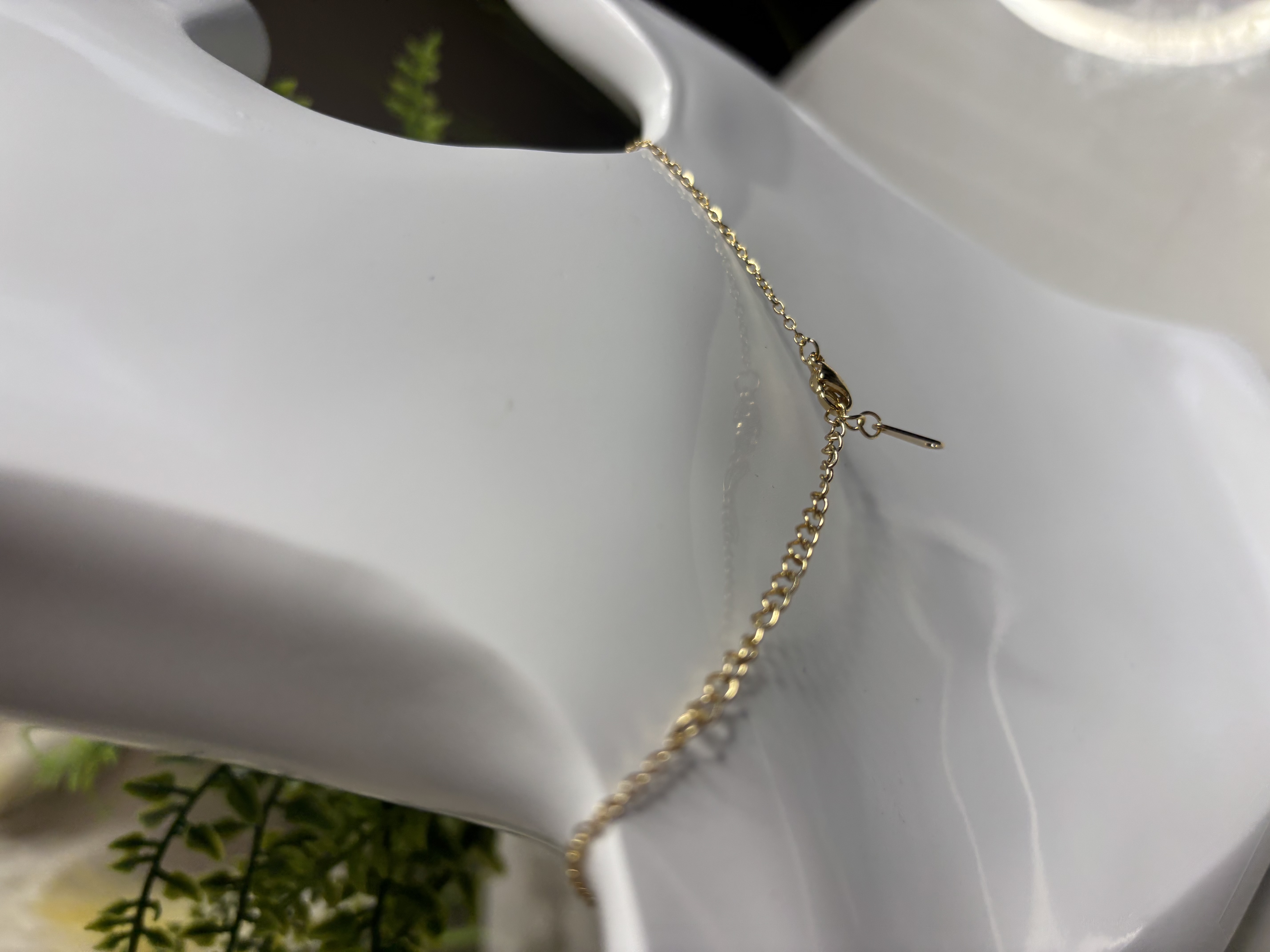 Auksinė grandinėlė su juodu dobilu