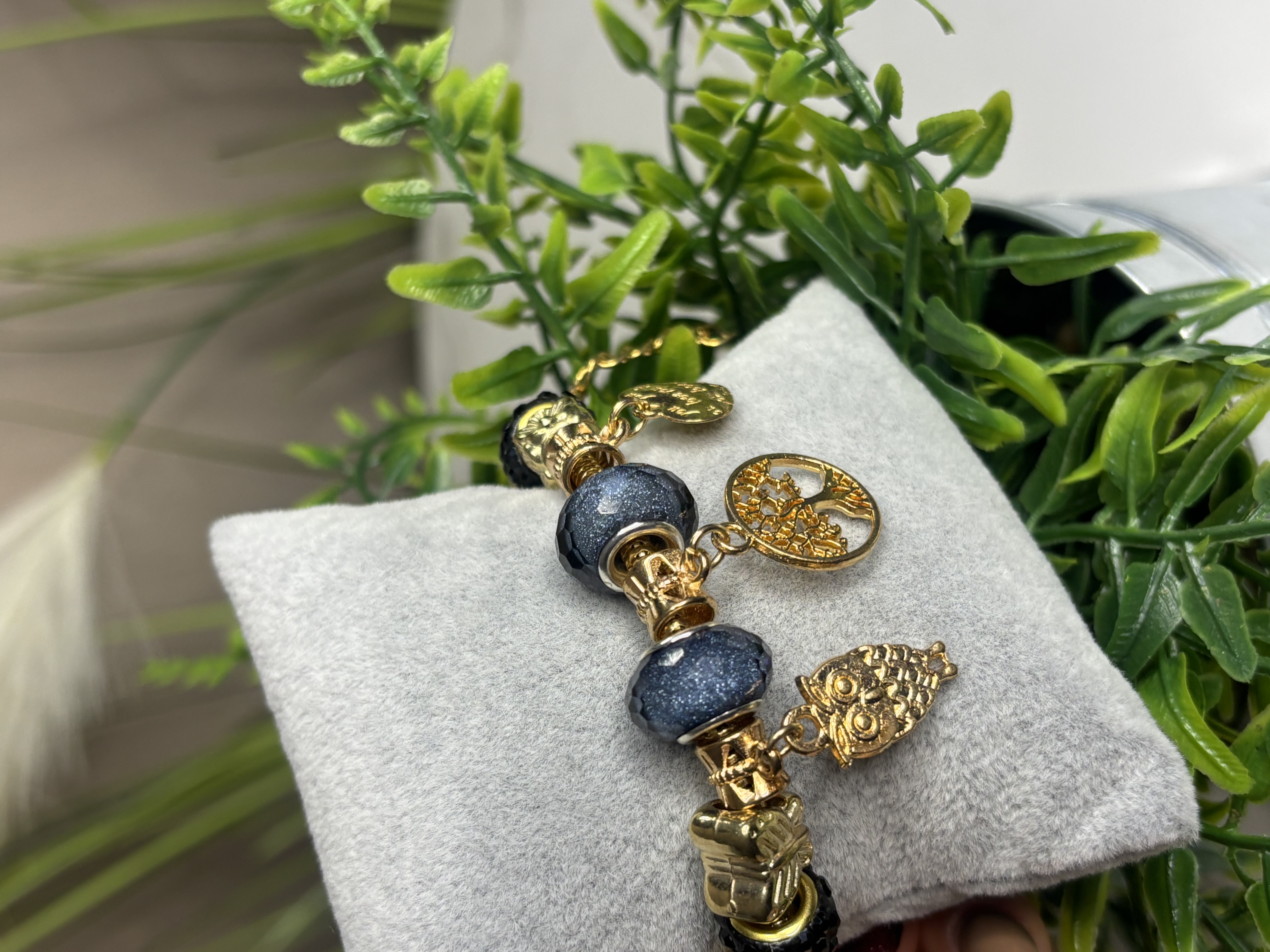 Auksinė apyrankė su rožiniais karoliukais