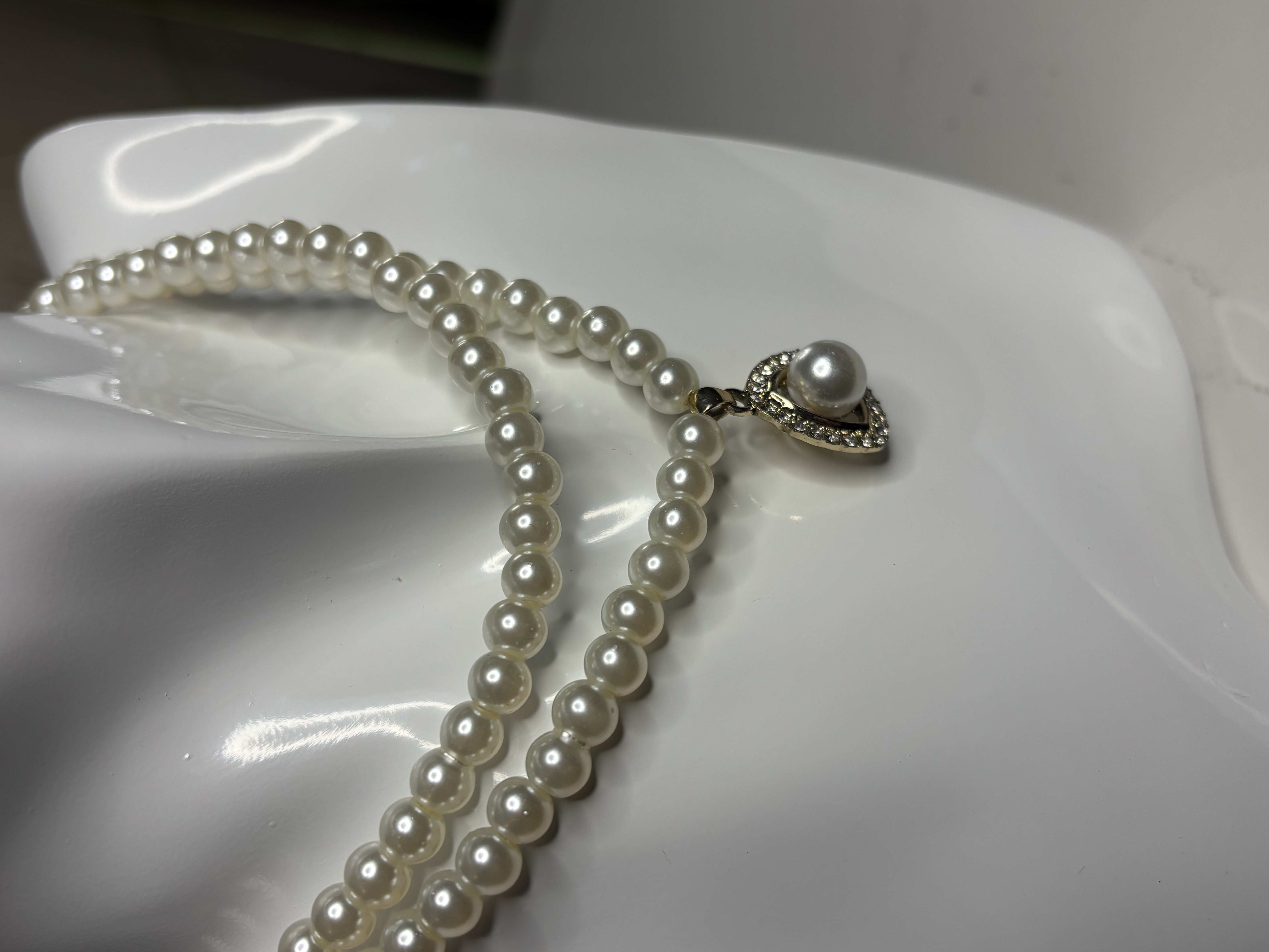 Perlų vėrinys ir auskarai