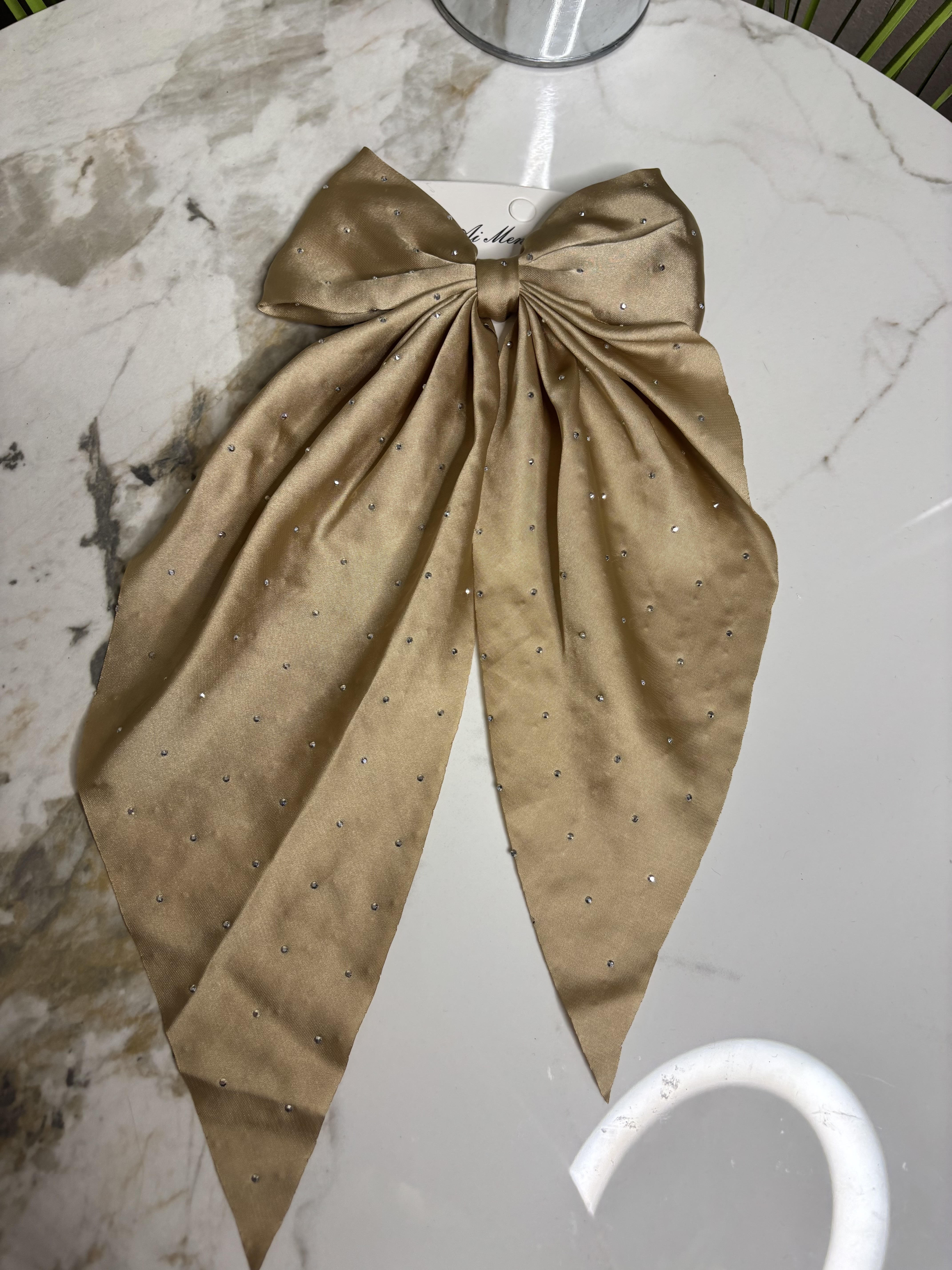 Auksinė kaspino formos segė