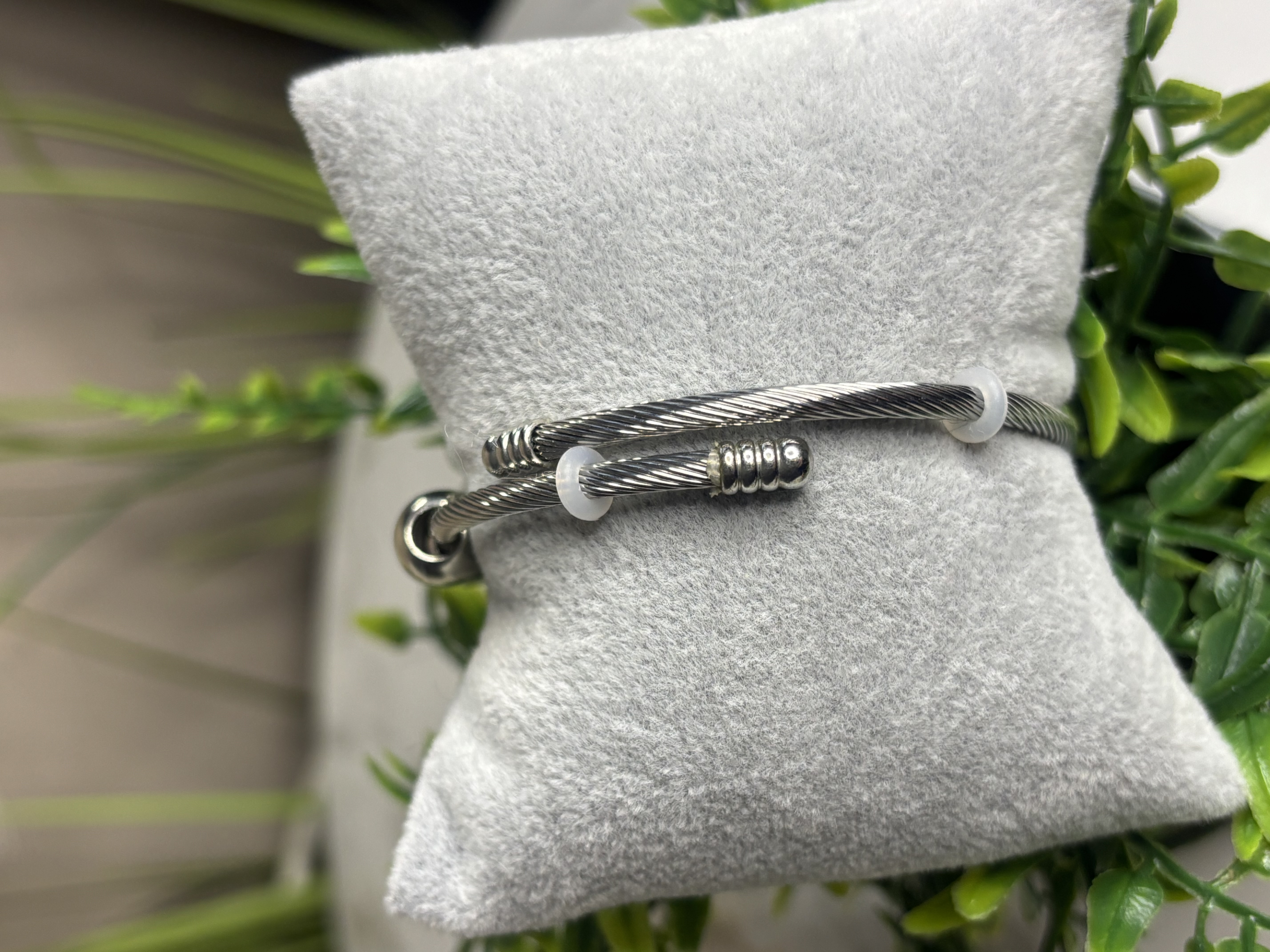 Apyrankė su rožiniais karoliukais ir angelo pakabuku