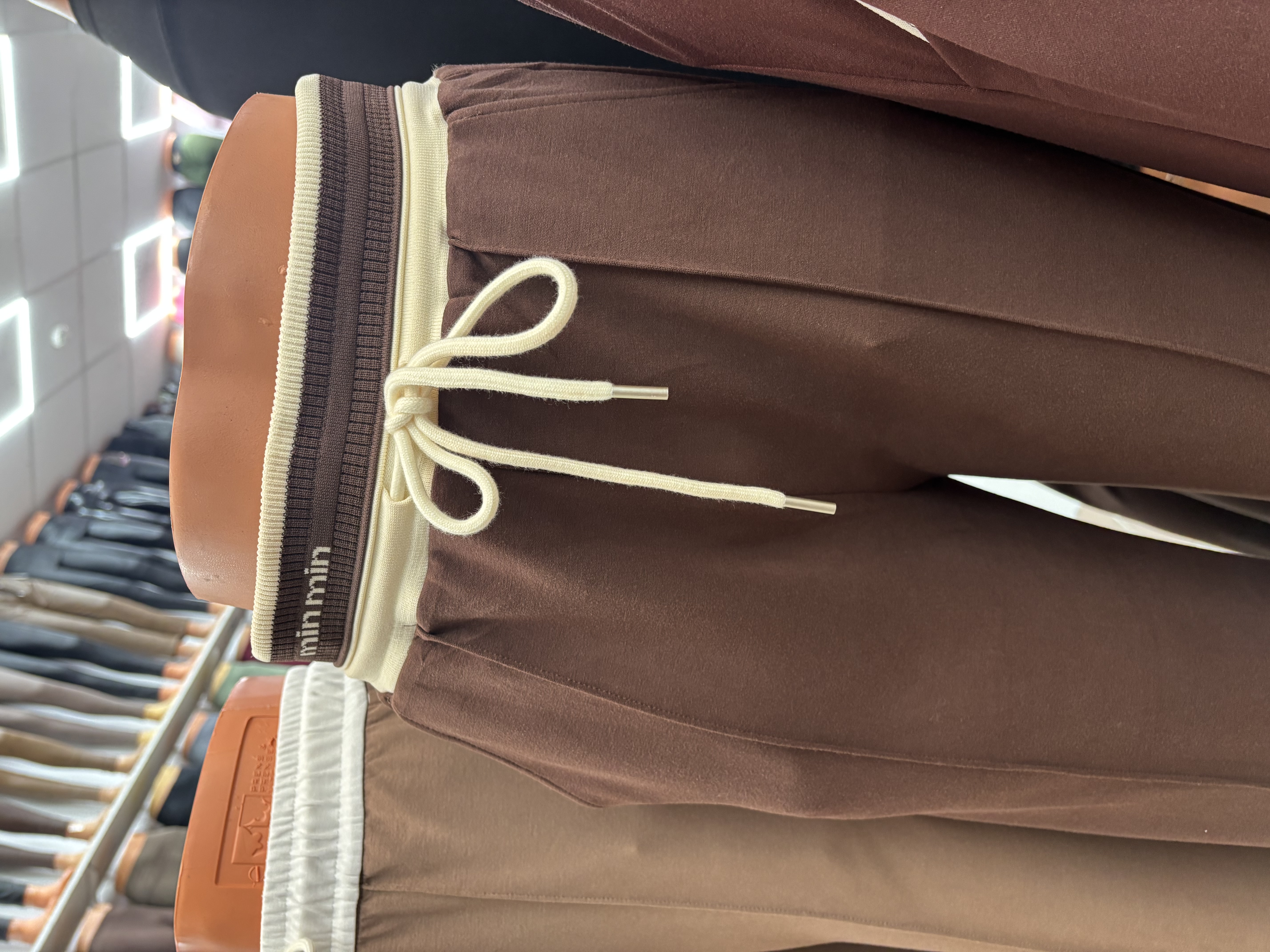 Plačios kelnės moterims