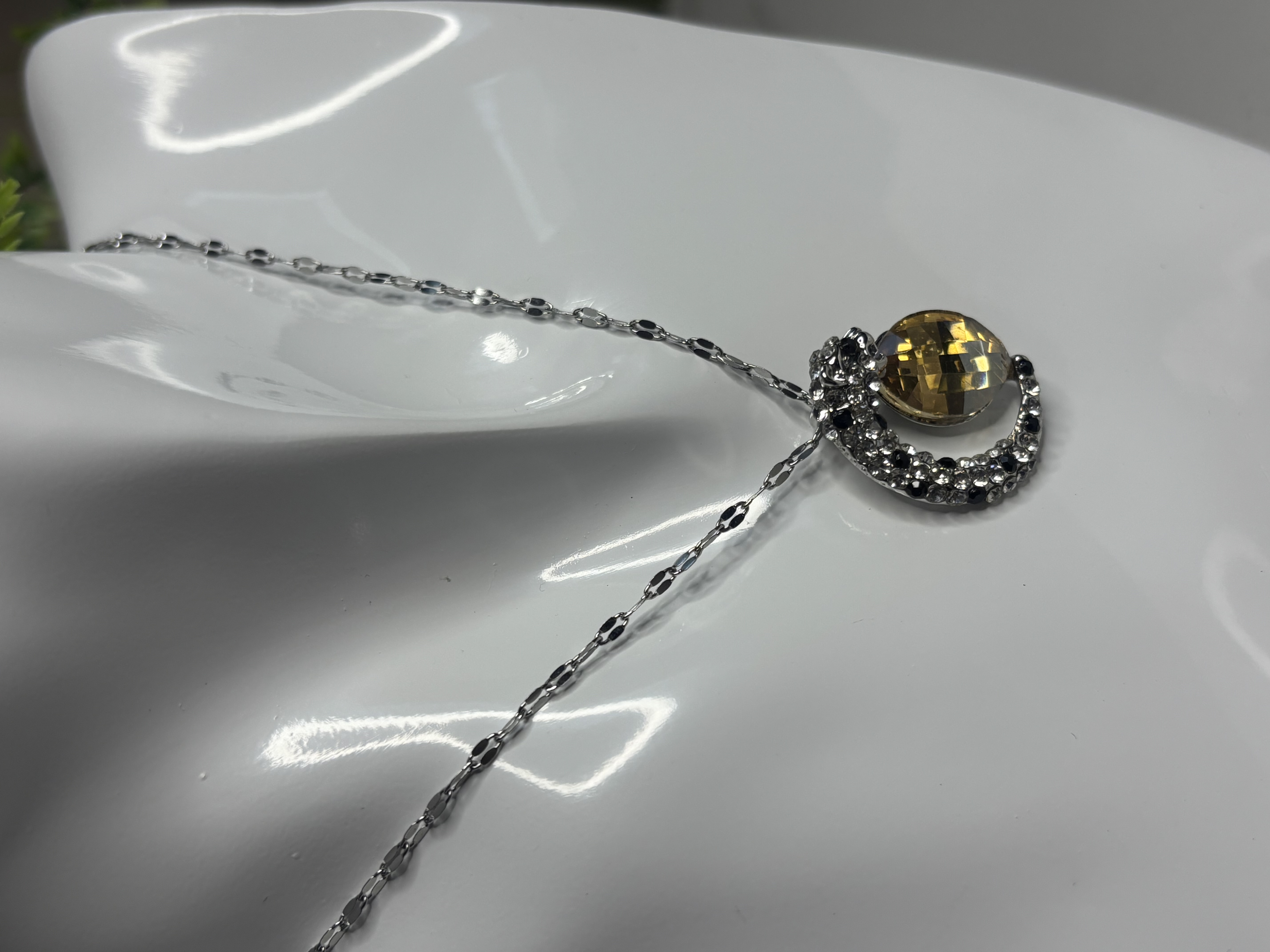 Sidabrinis kaklo papuošalas su geltonu akmeniu