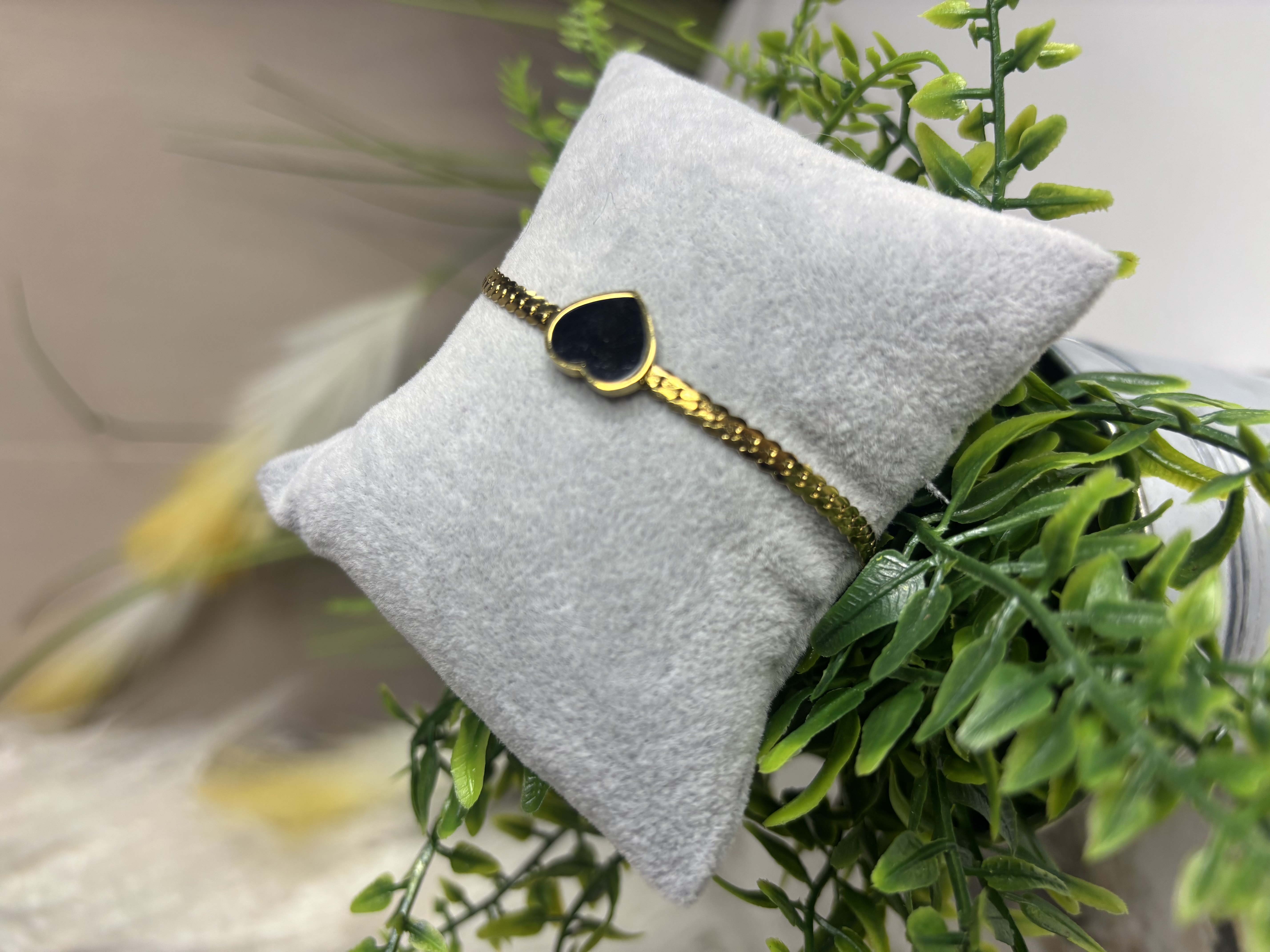 Auksinė apyrankė su širdelės formos pakabuku