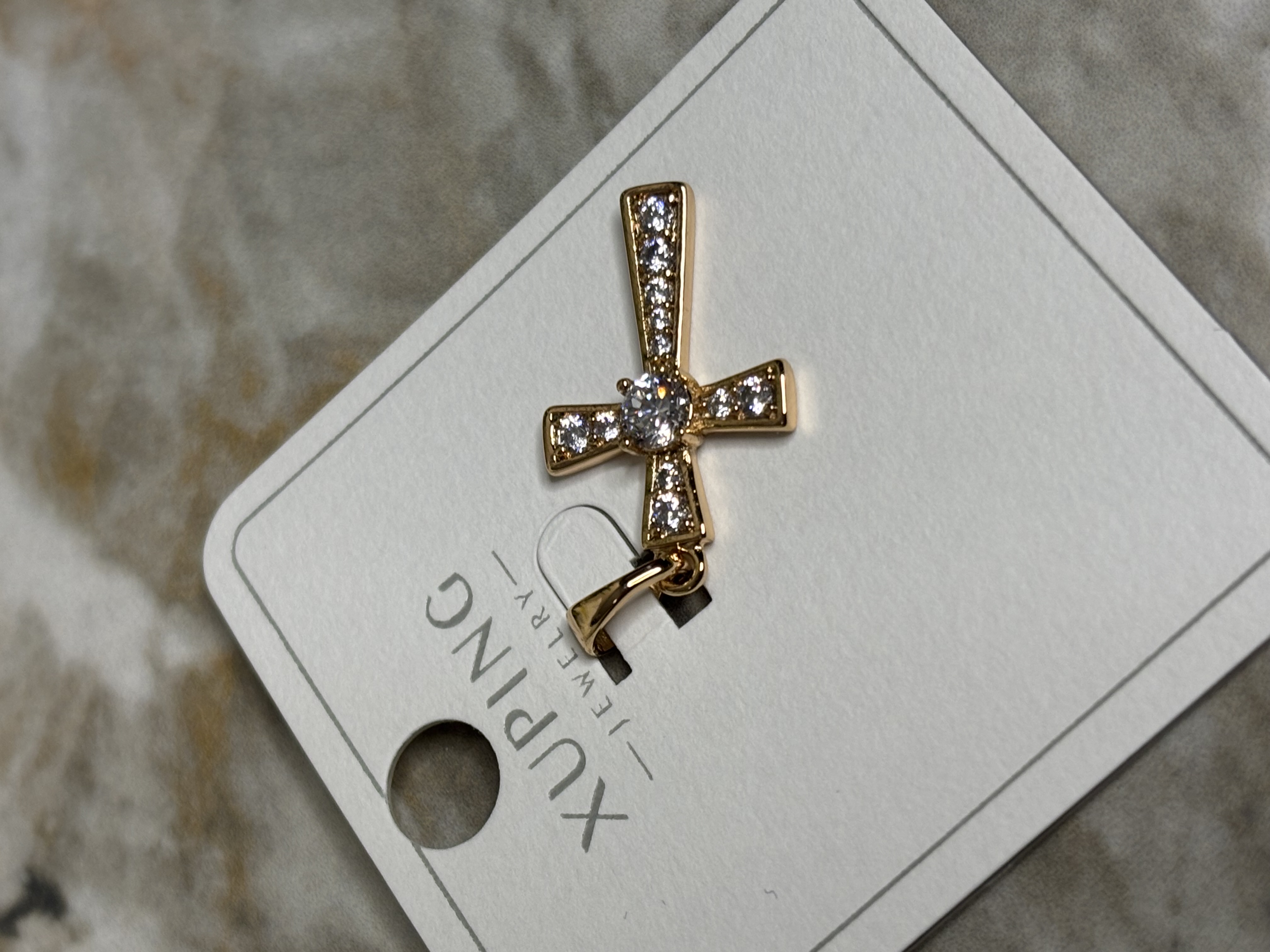 Auksinis kryžiaus pakabukas su cirkoniais