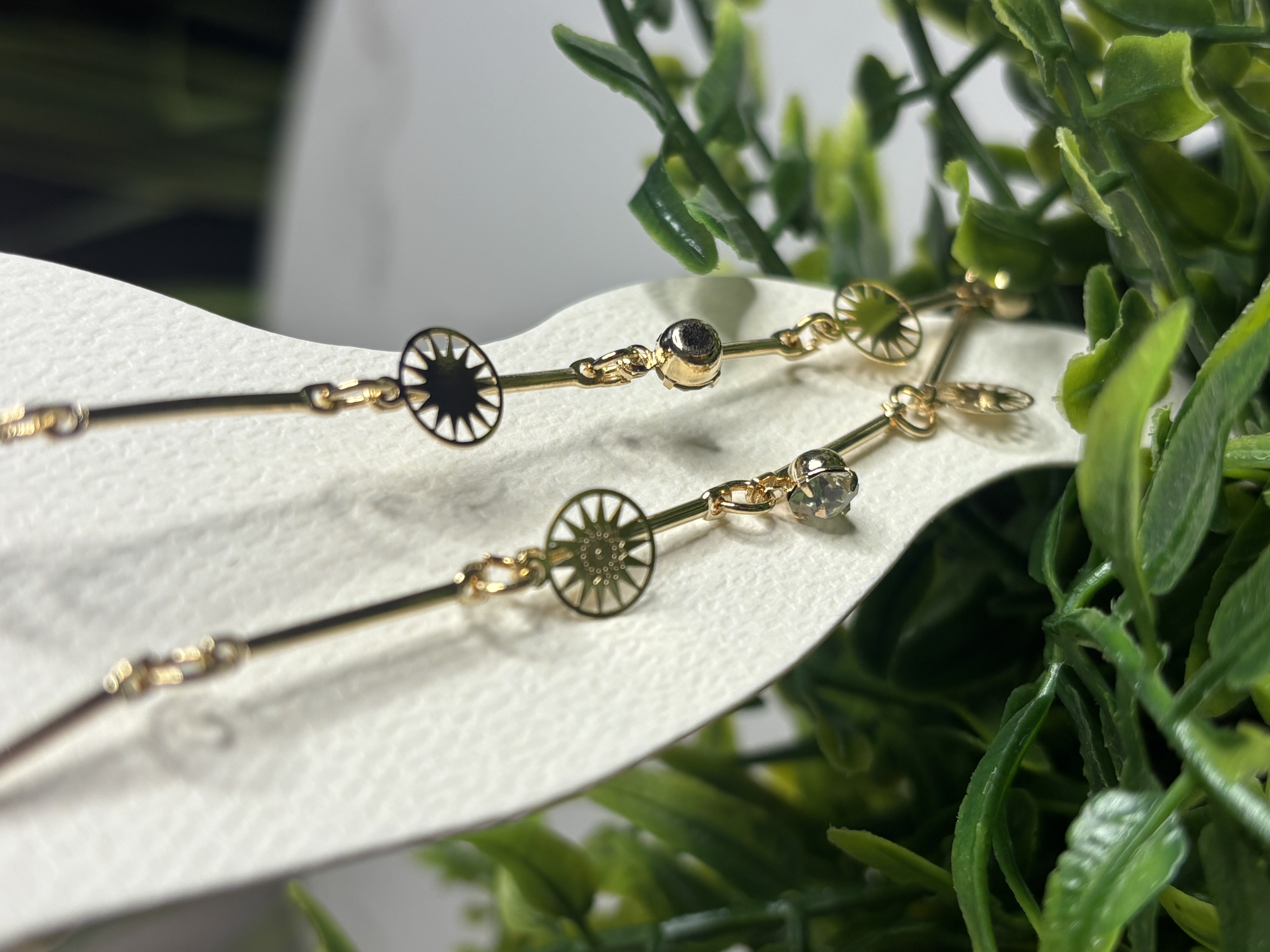 Auksinės spalvos grandinele ant koju