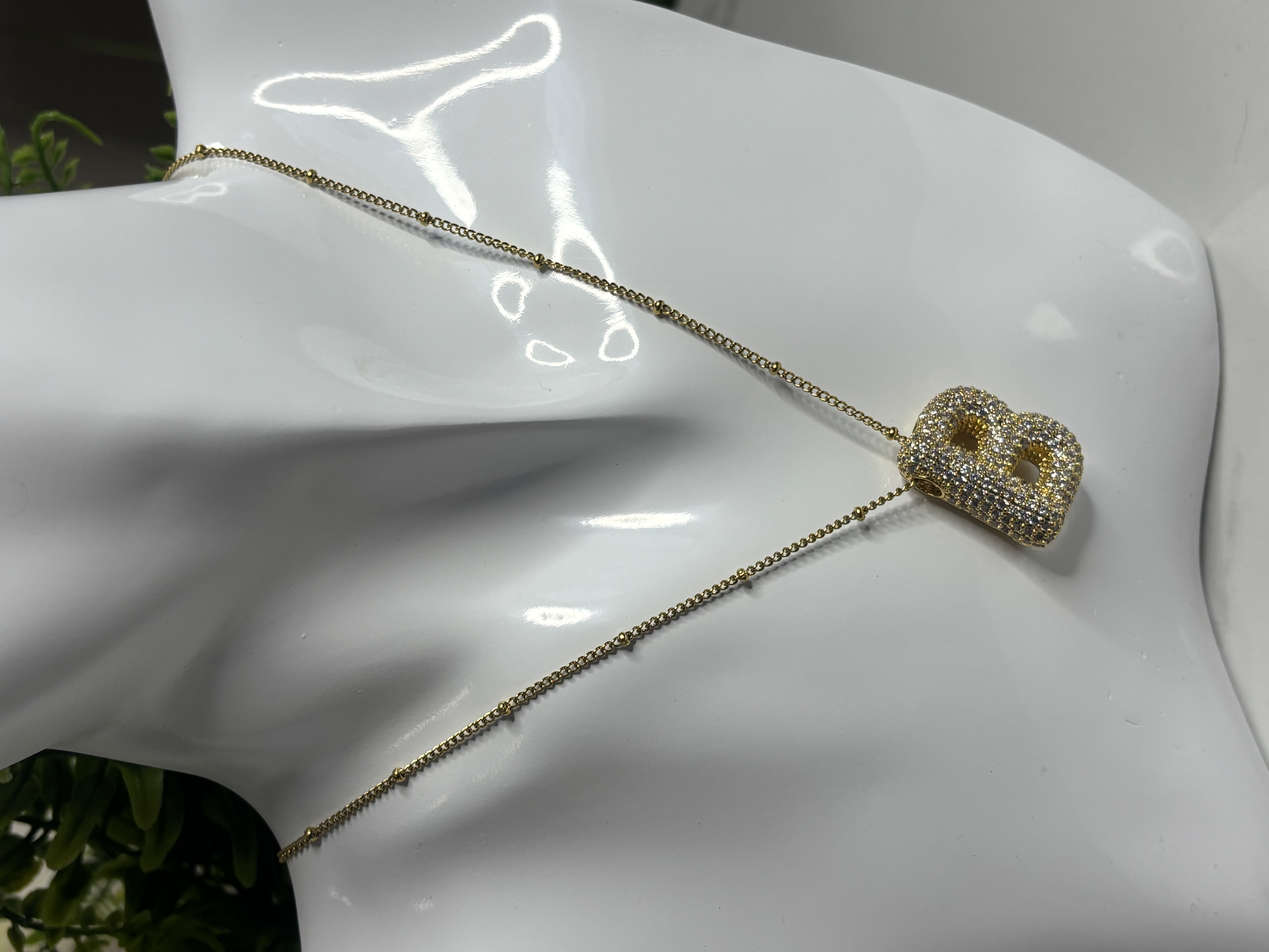 Auksinė grandinėlė su B raide