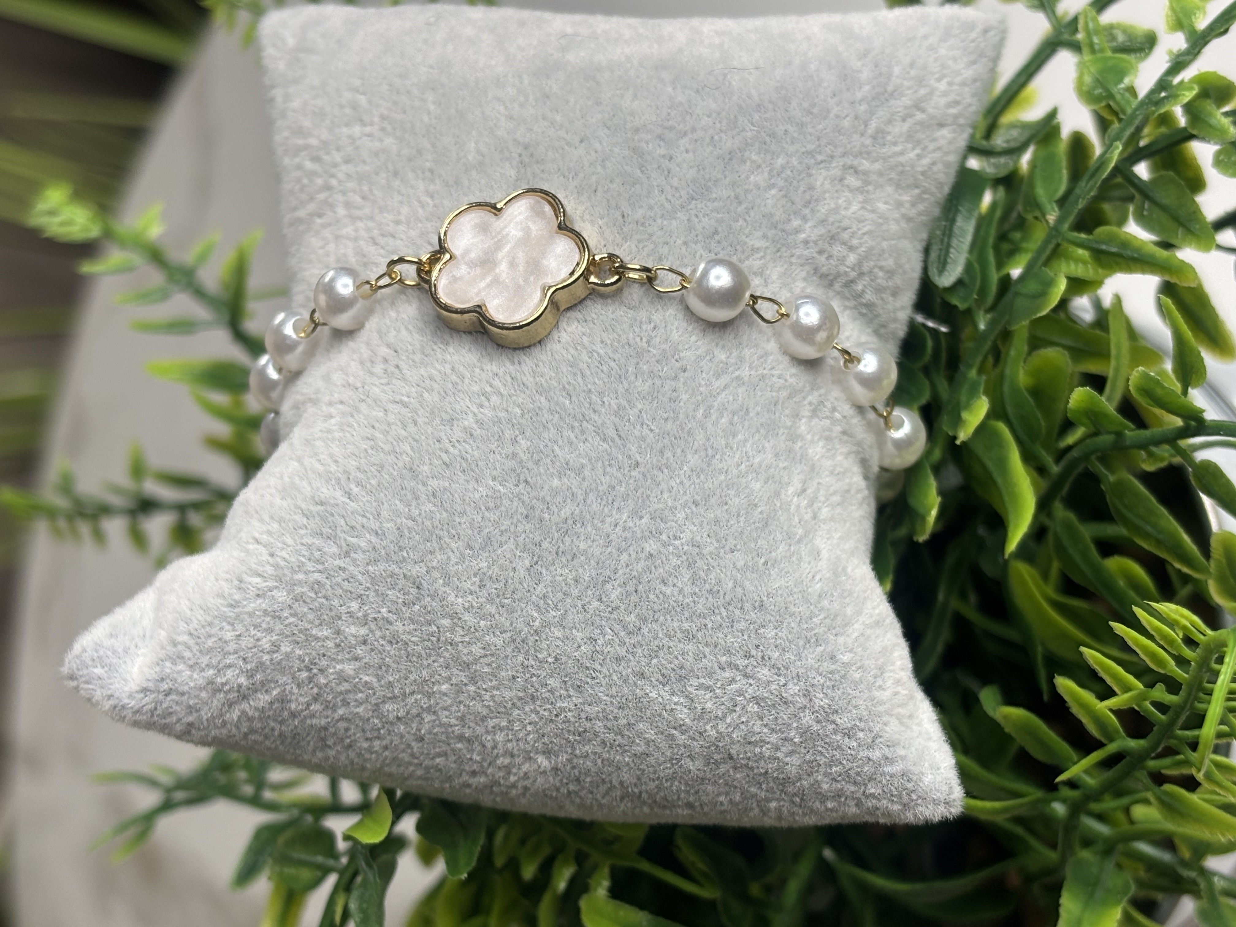 Auksinė apyrankė su perlais