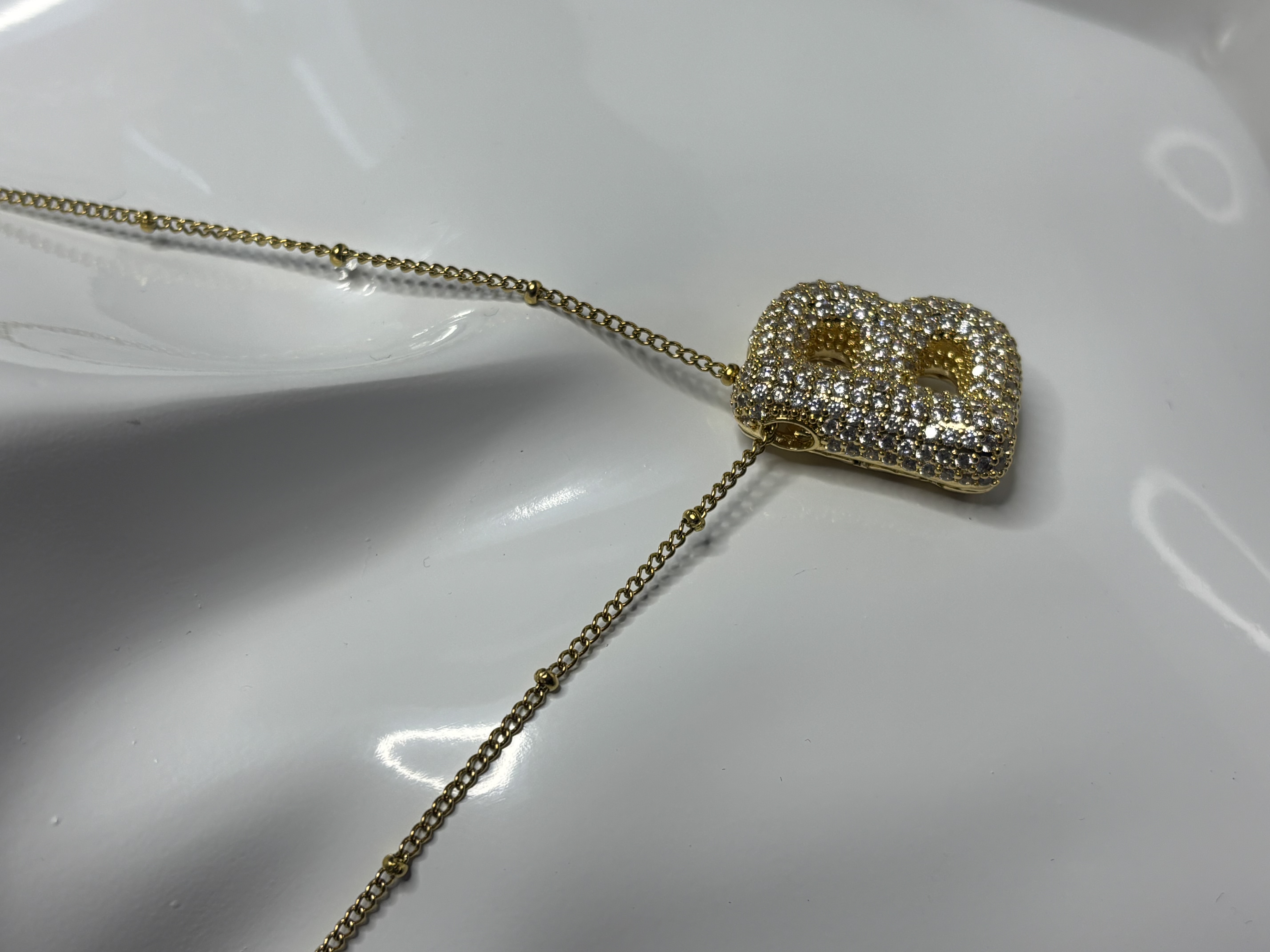 Auksinė grandinėlė su B raide