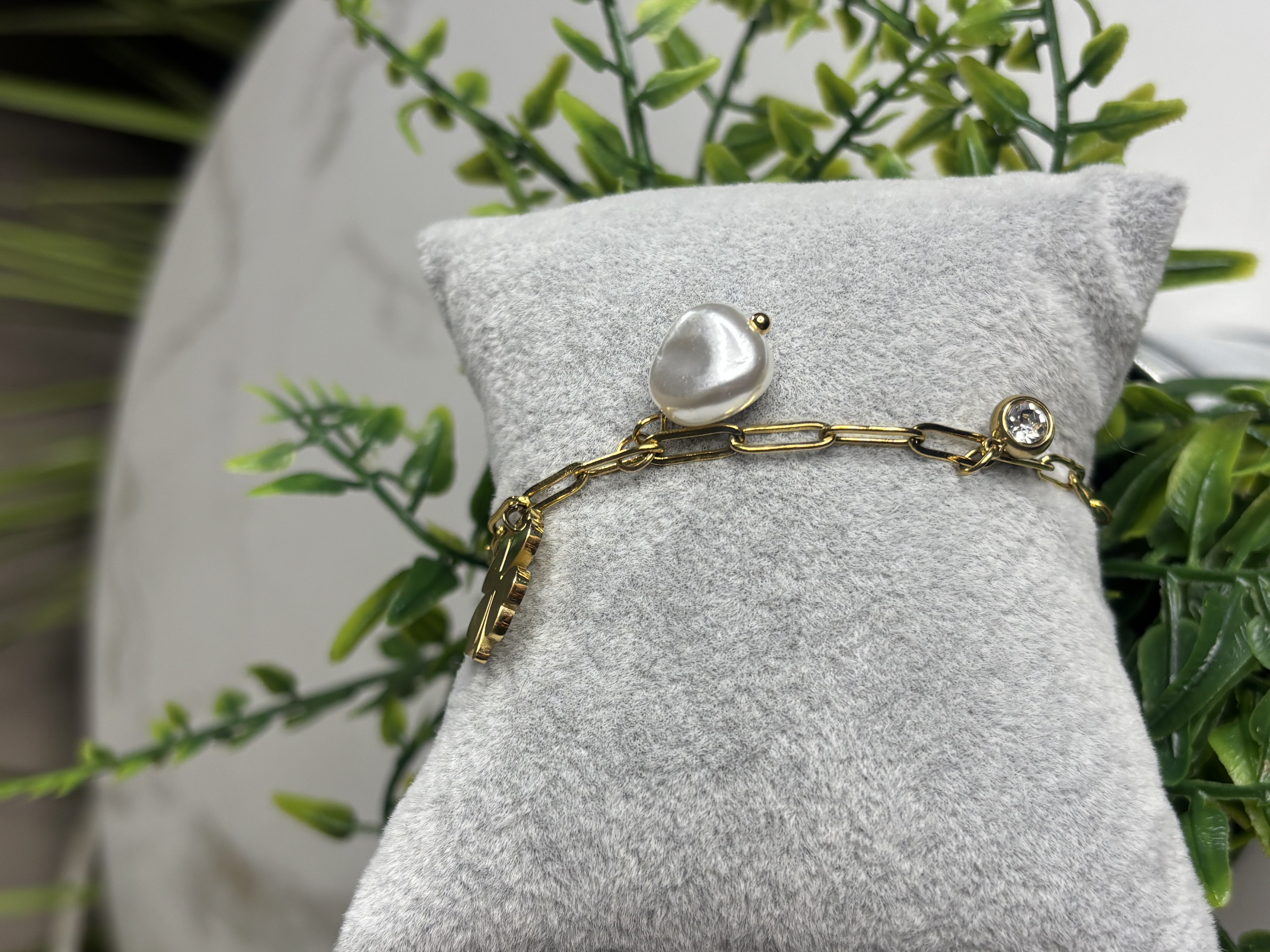 Auksinė apyrankė su pakabukais