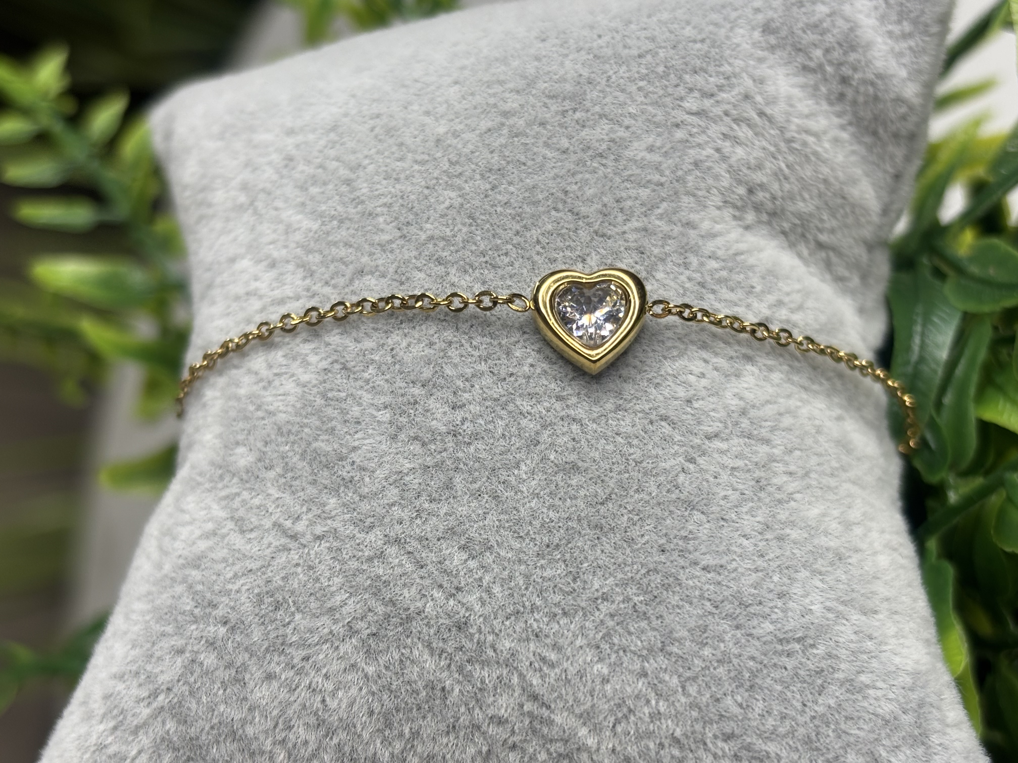 Auksinė apyrankė su širdelės formos pakabuku