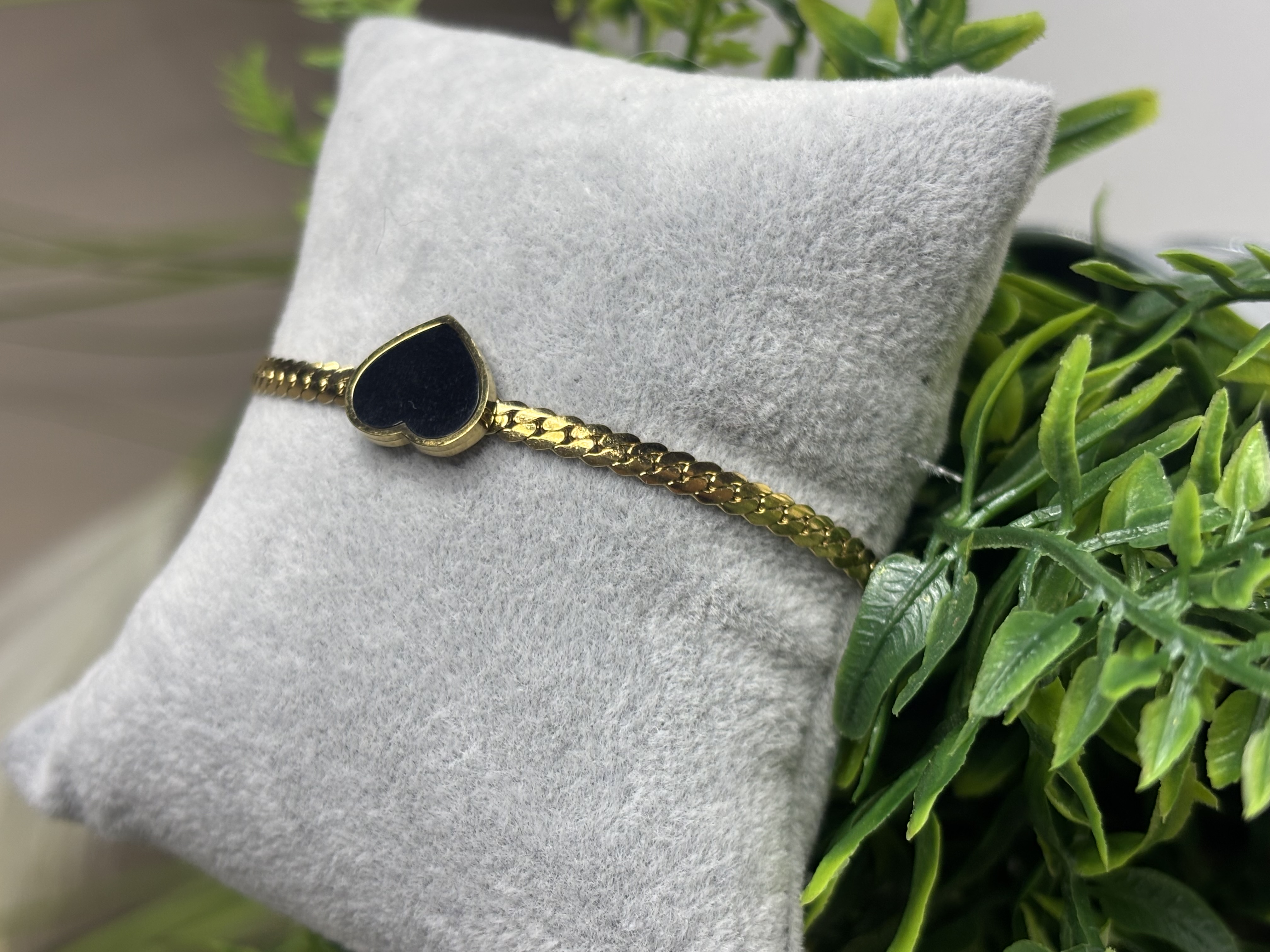 Auksinė apyrankė su širdelės formos pakabuku