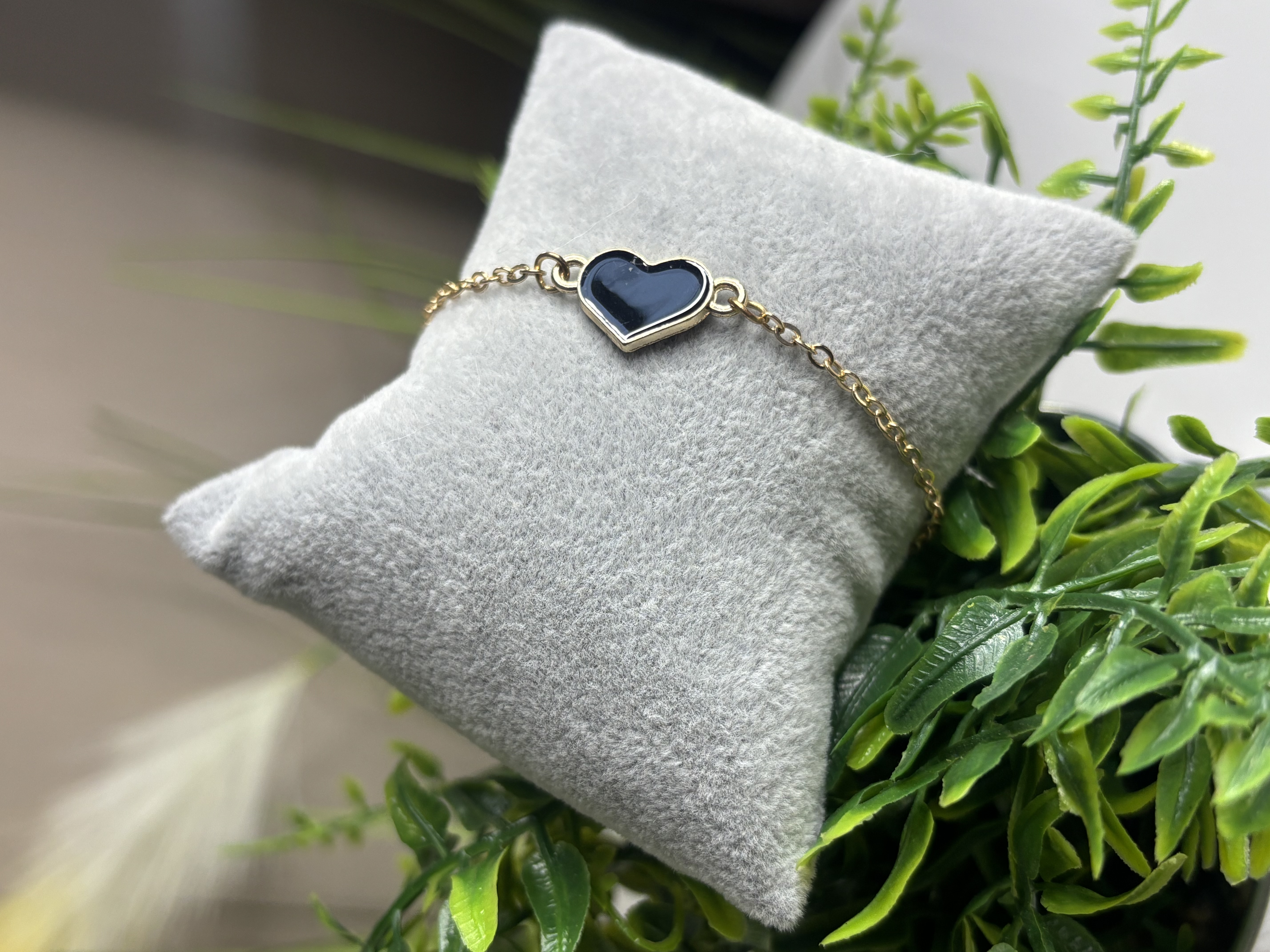 Auksinė apyrankė su juoda širdimi