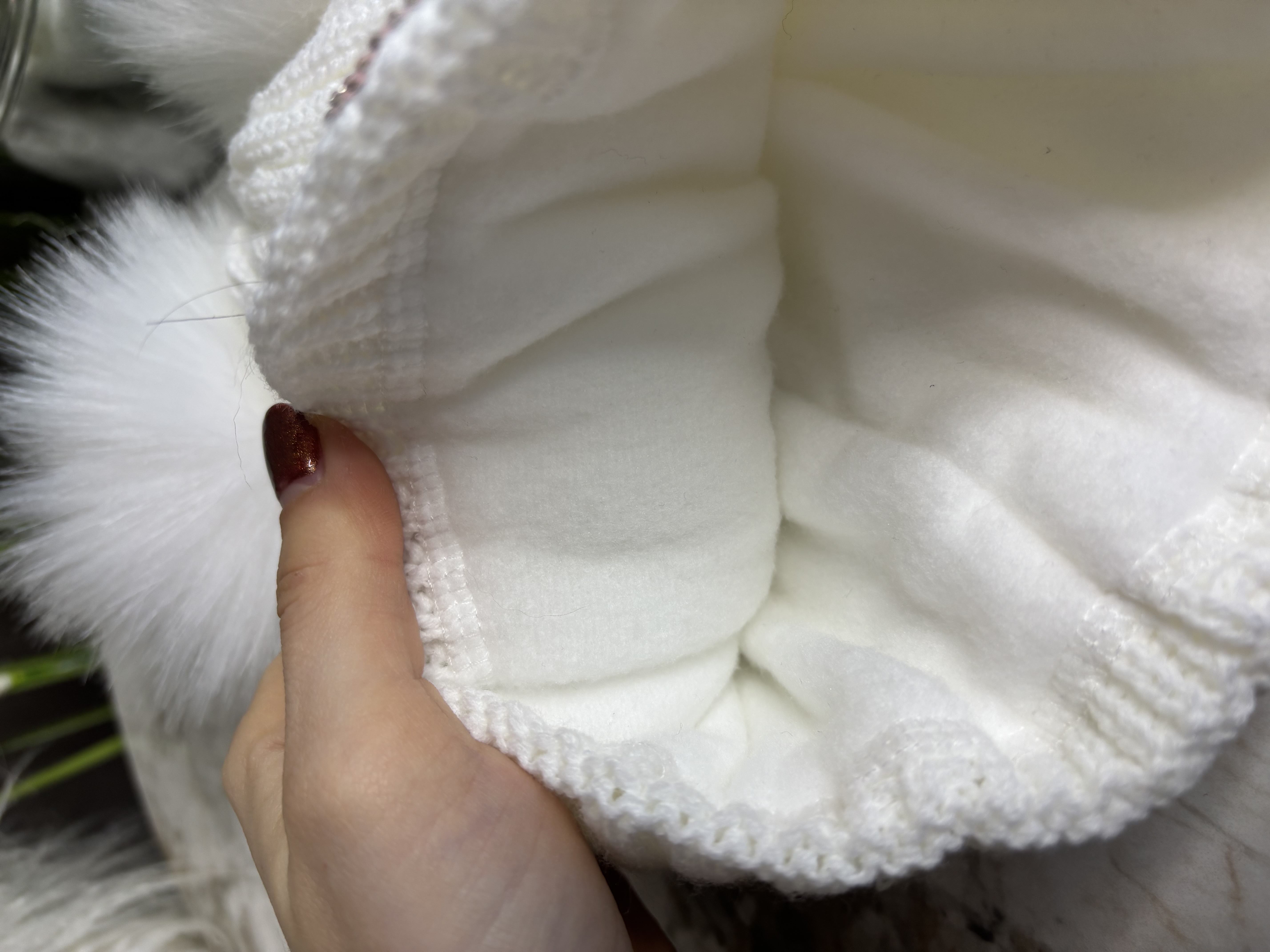 Balta vaikų žieminė kepurė su šaliku