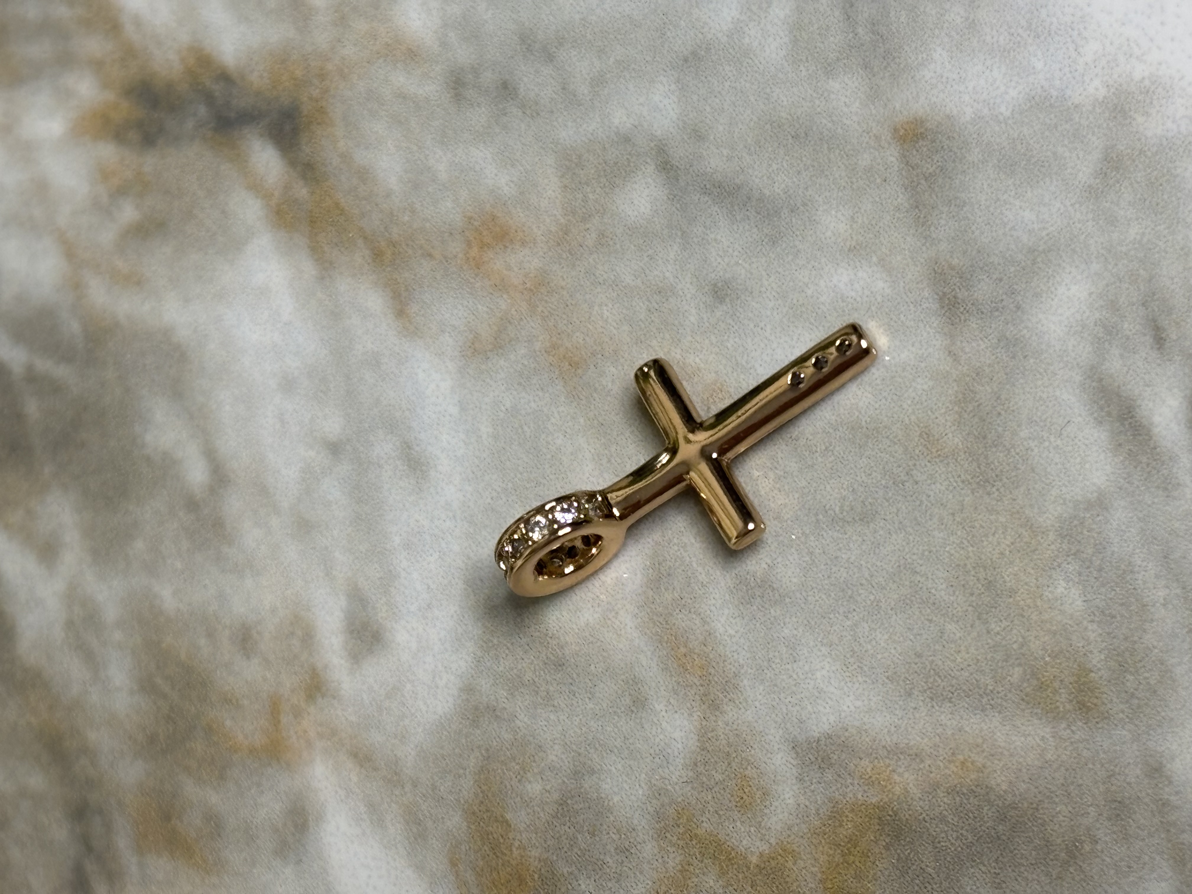 Auksinis kryželis su akmenimis