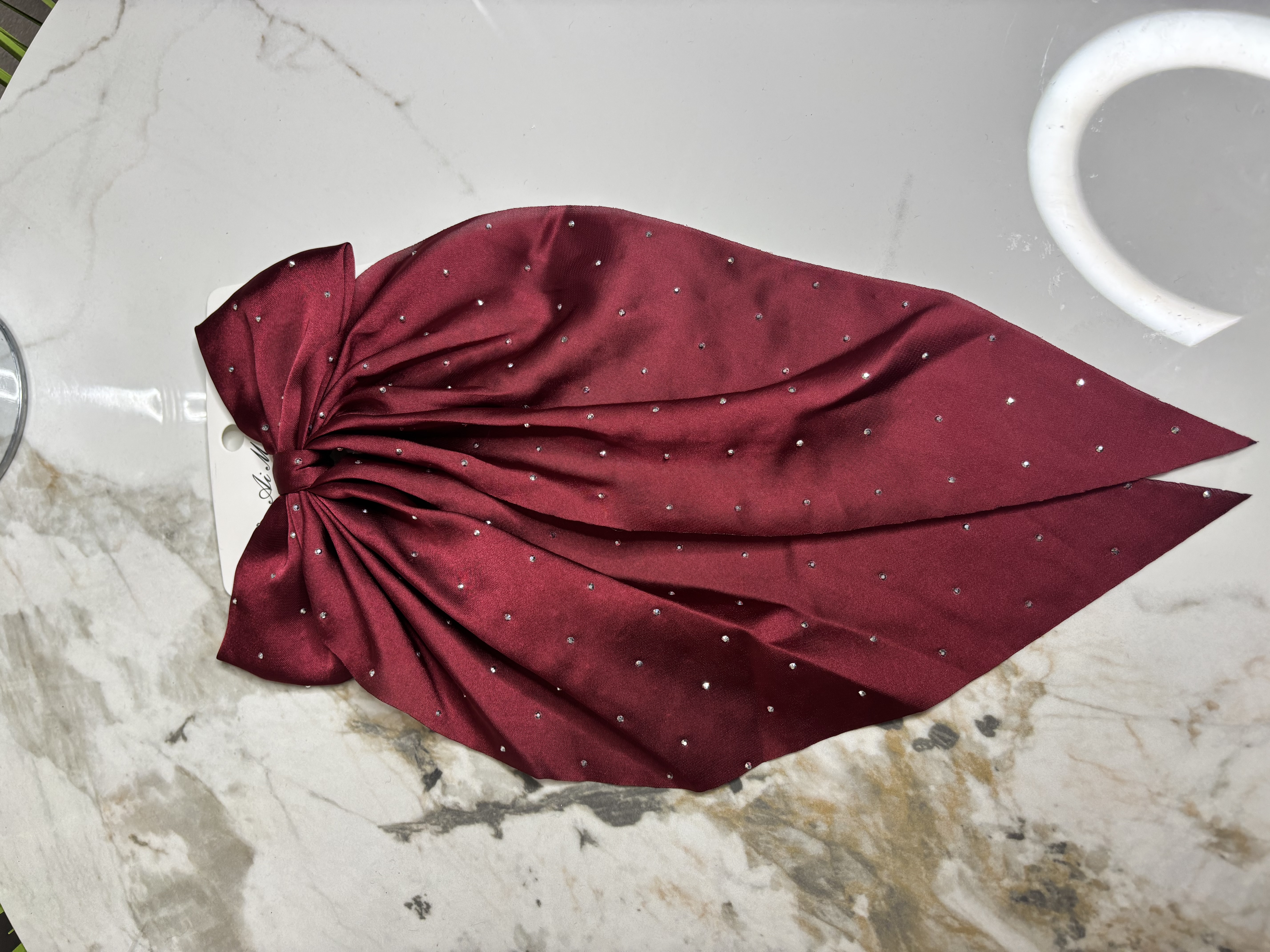 Auksinė kaspino formos segė