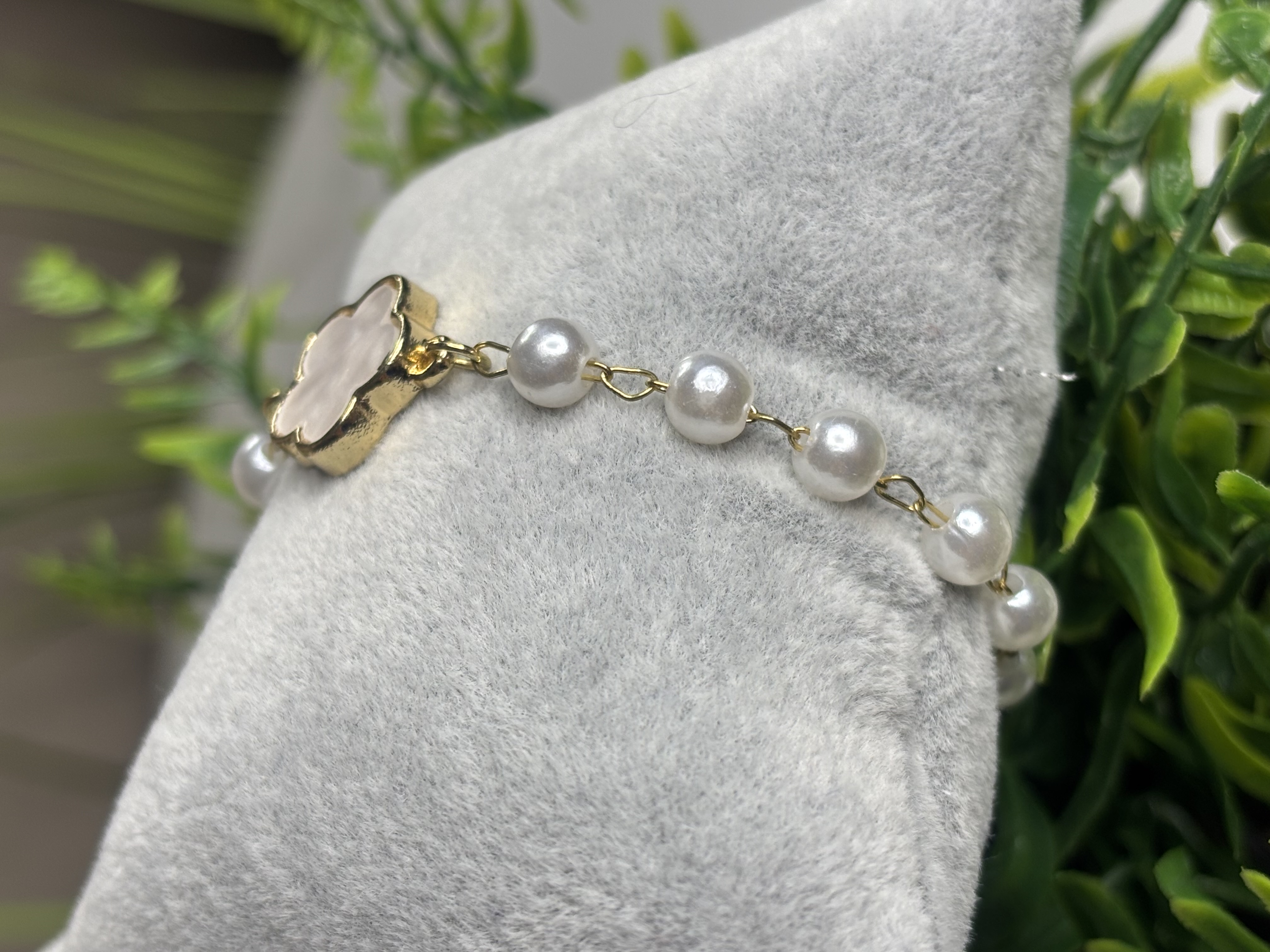 Auksinė apyrankė su perlais