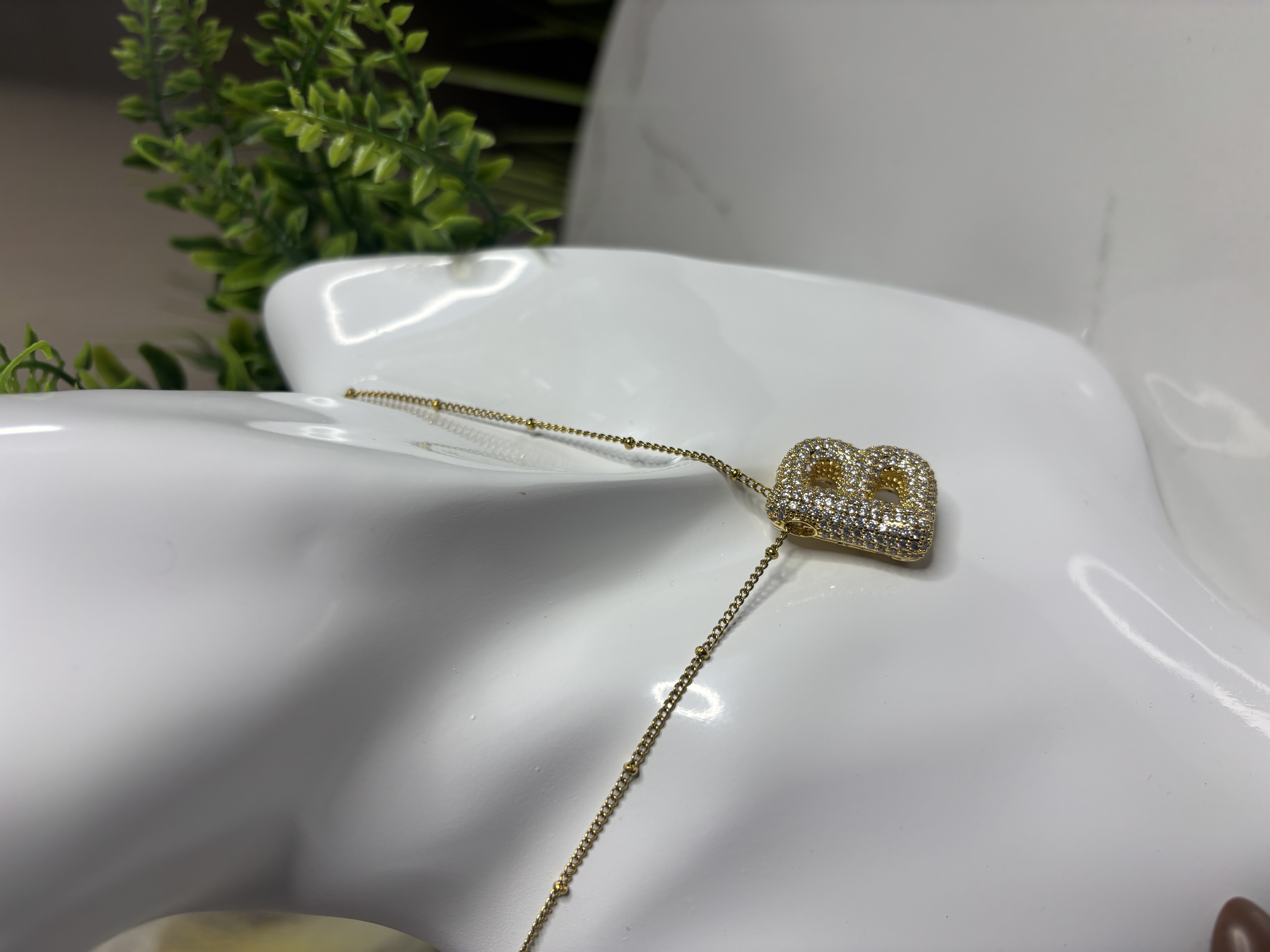 Auksinė grandinėlė su B raide