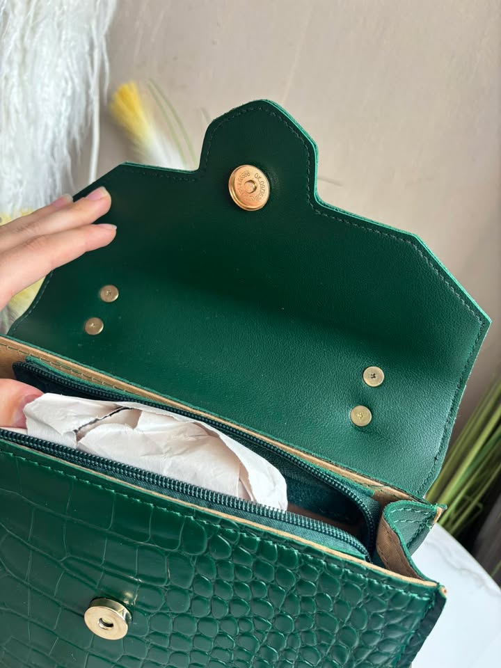 Žalia rankinė su krokodilo raštu 