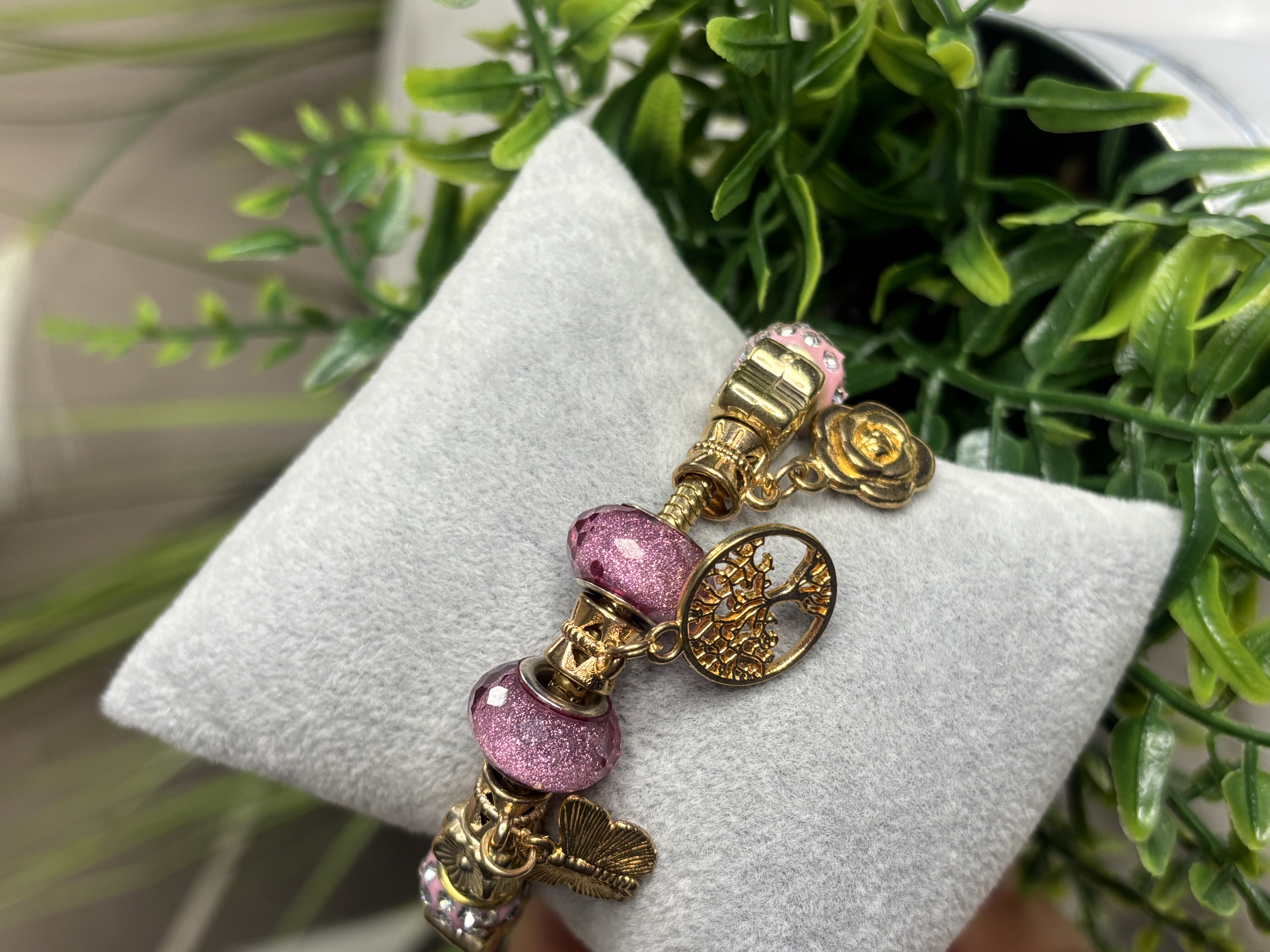 Auksinė apyrankė su rožiniais karoliukais