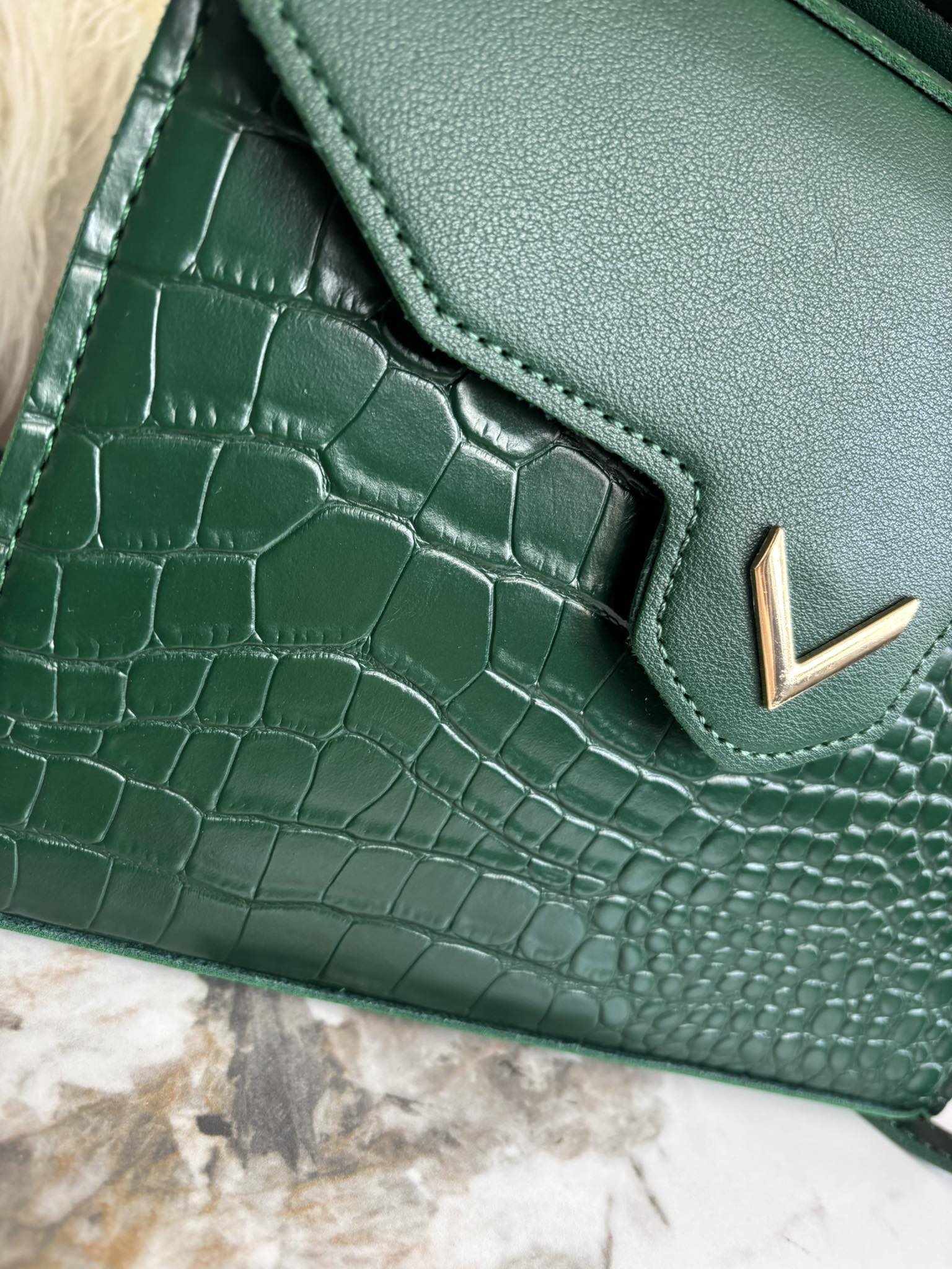 Žalia rankinė su krokodilo raštu 