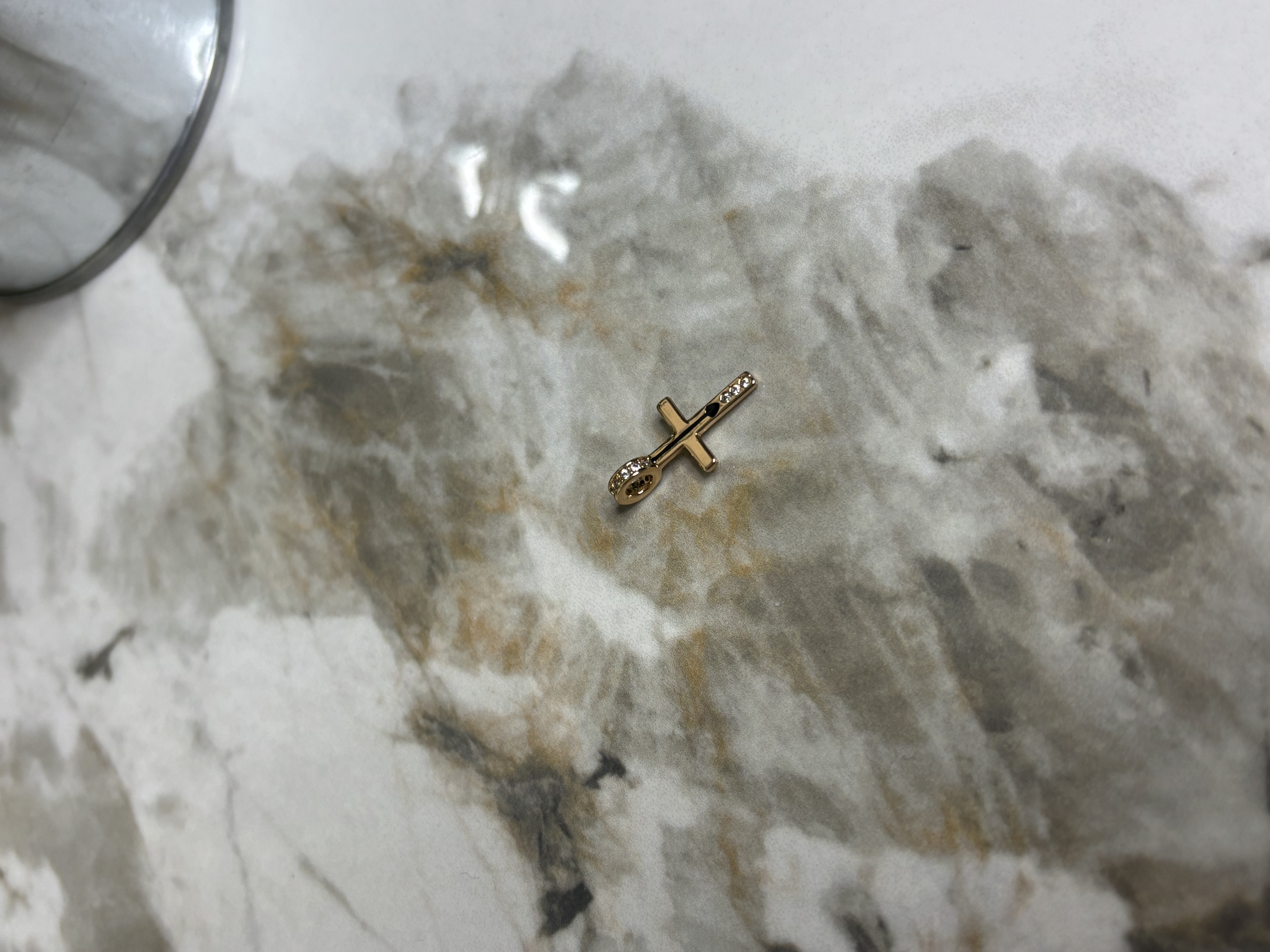 Auksinis kryželis su akmenimis