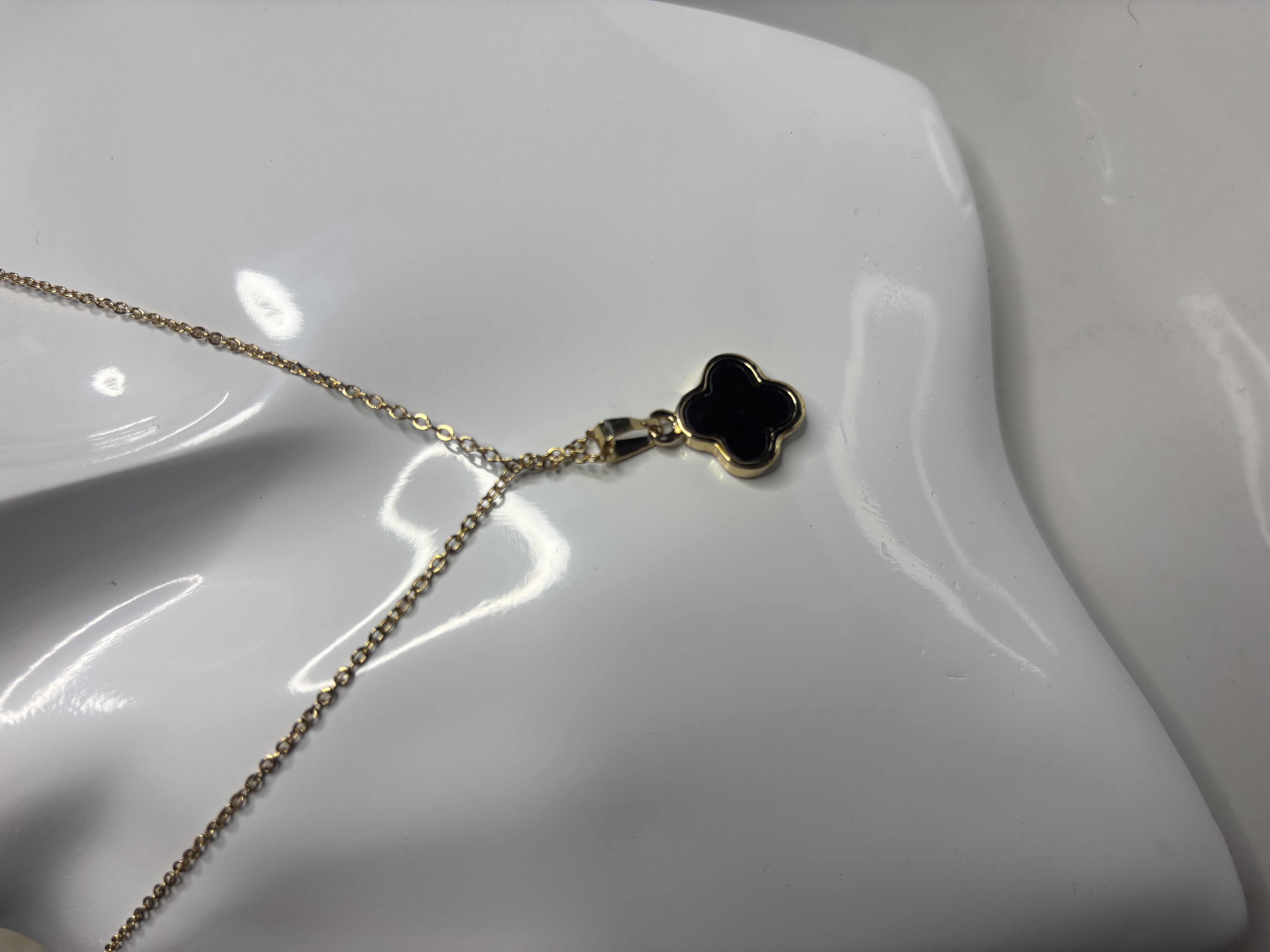 Auksinė grandinėlė su juodu pakabuku