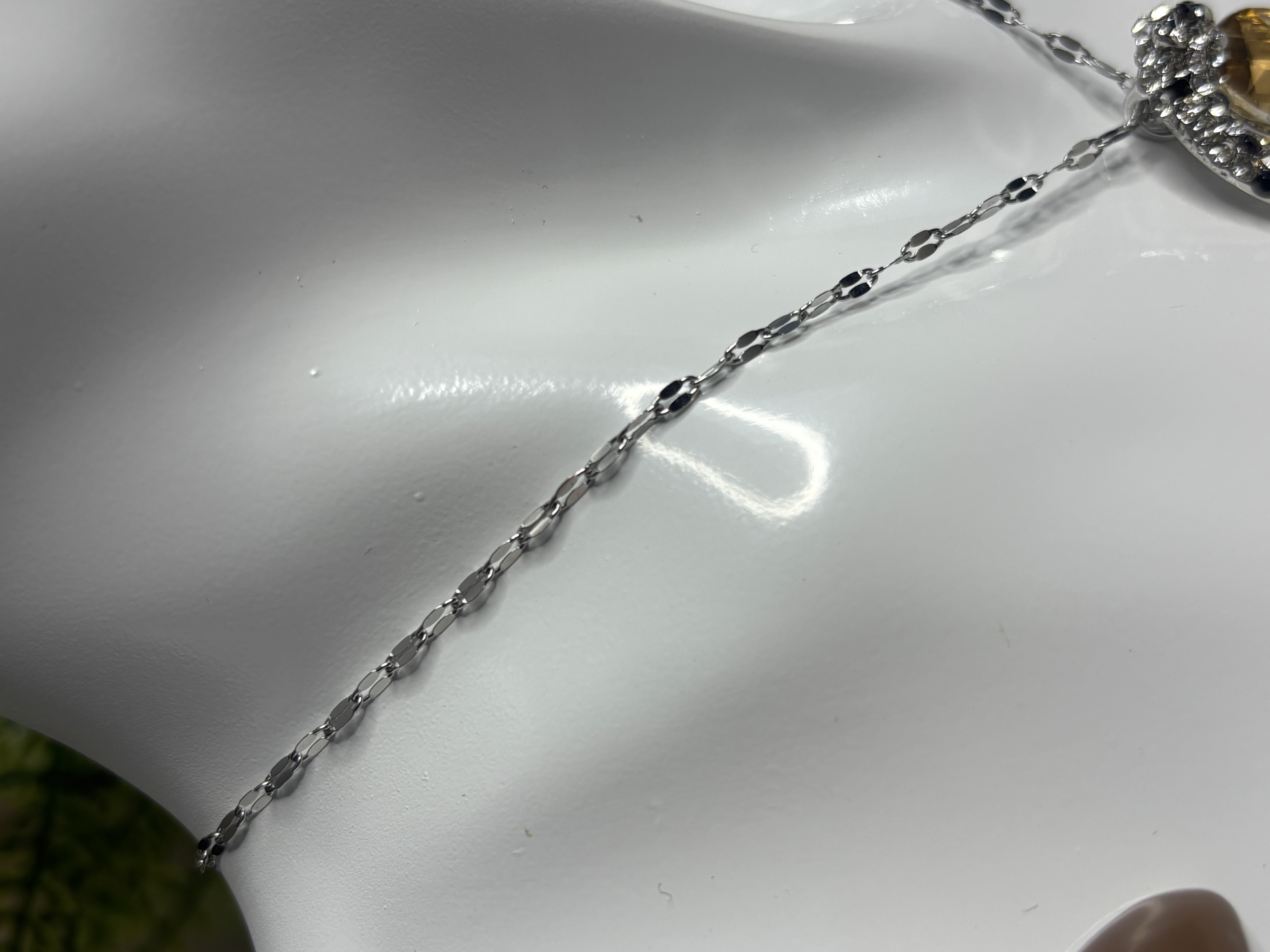 Sidabrinis kaklo papuošalas su geltonu akmeniu