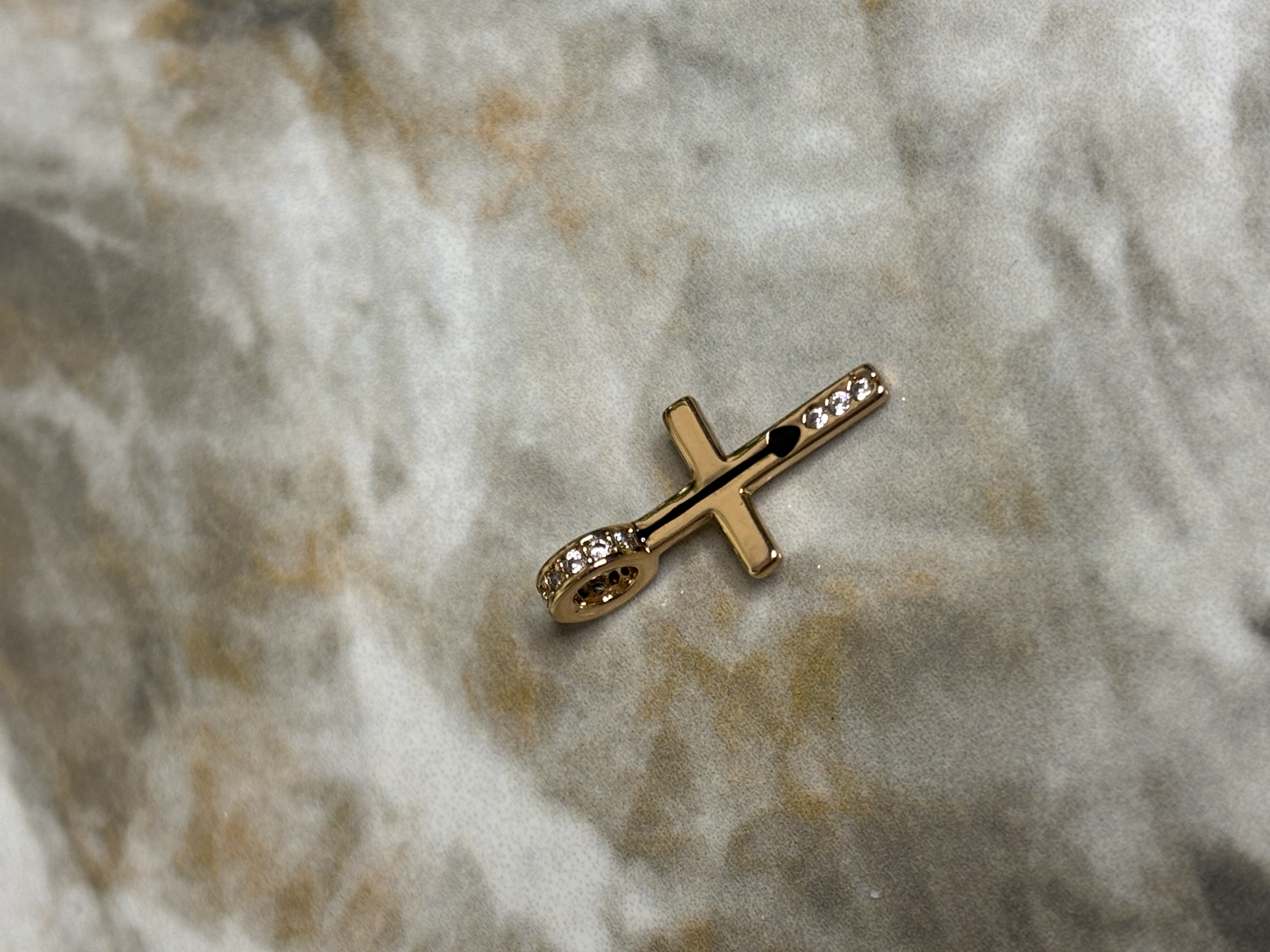 Auksinis kryželis su akmenimis