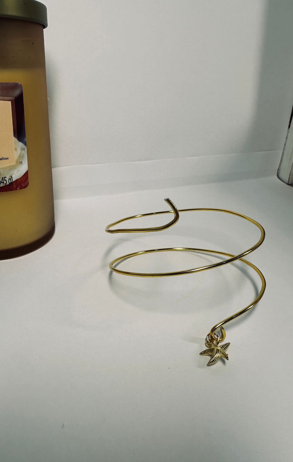 Bracelete com pingente dourado