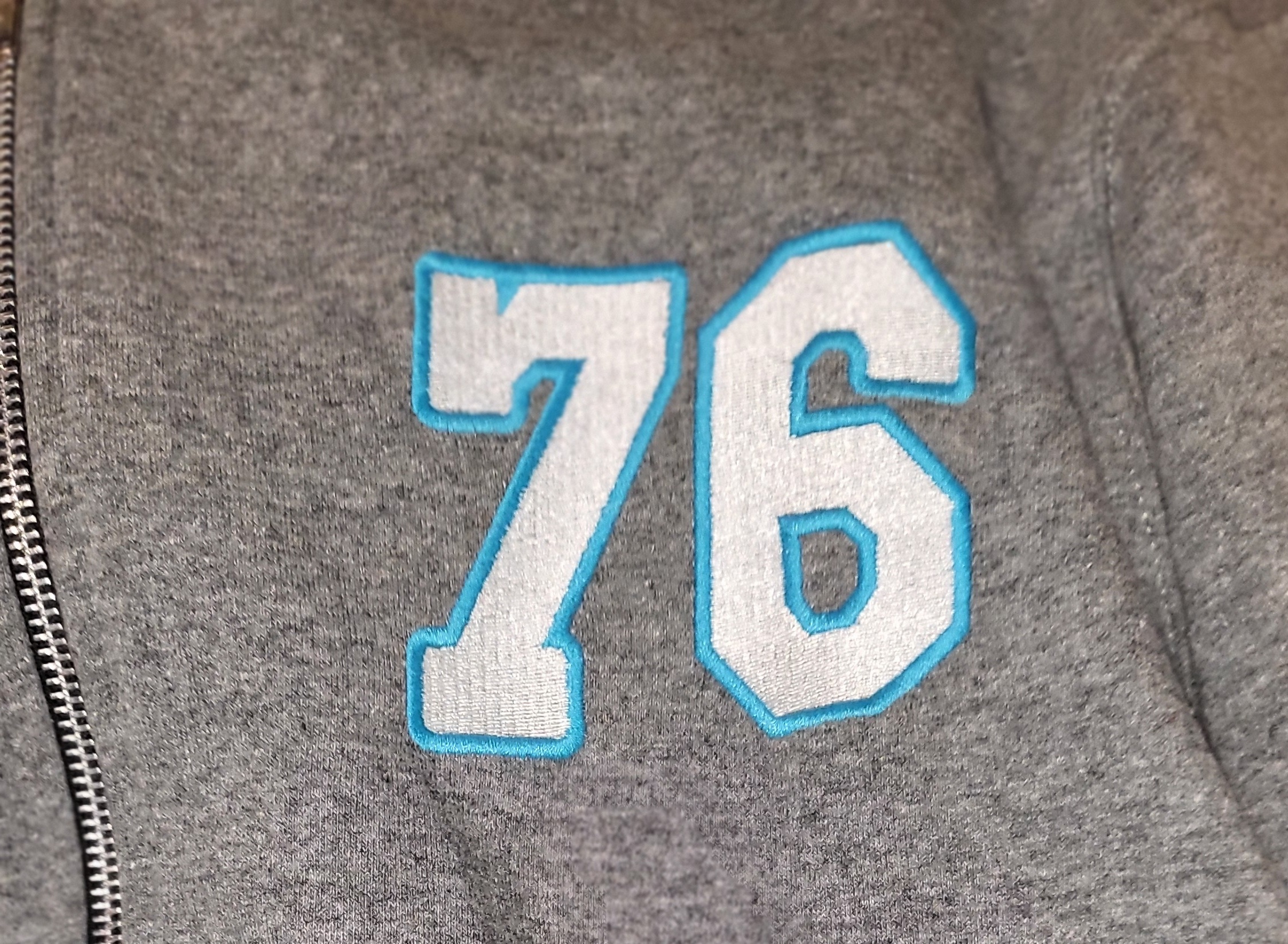 Chaqueta  Gris Bordada Weedcros 