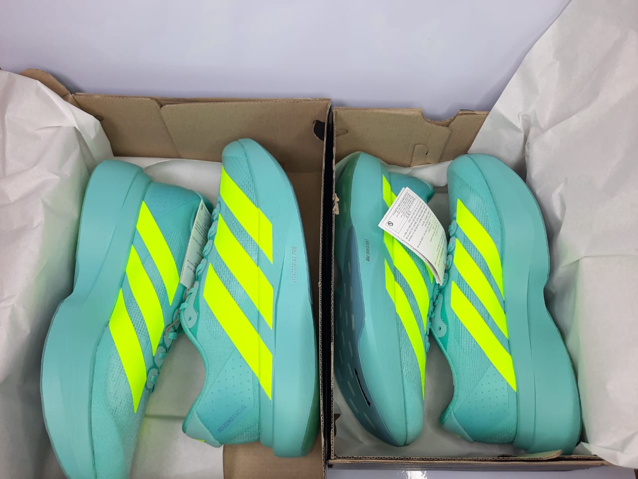 Sepatu Adidas turquoise dengan garis kuning