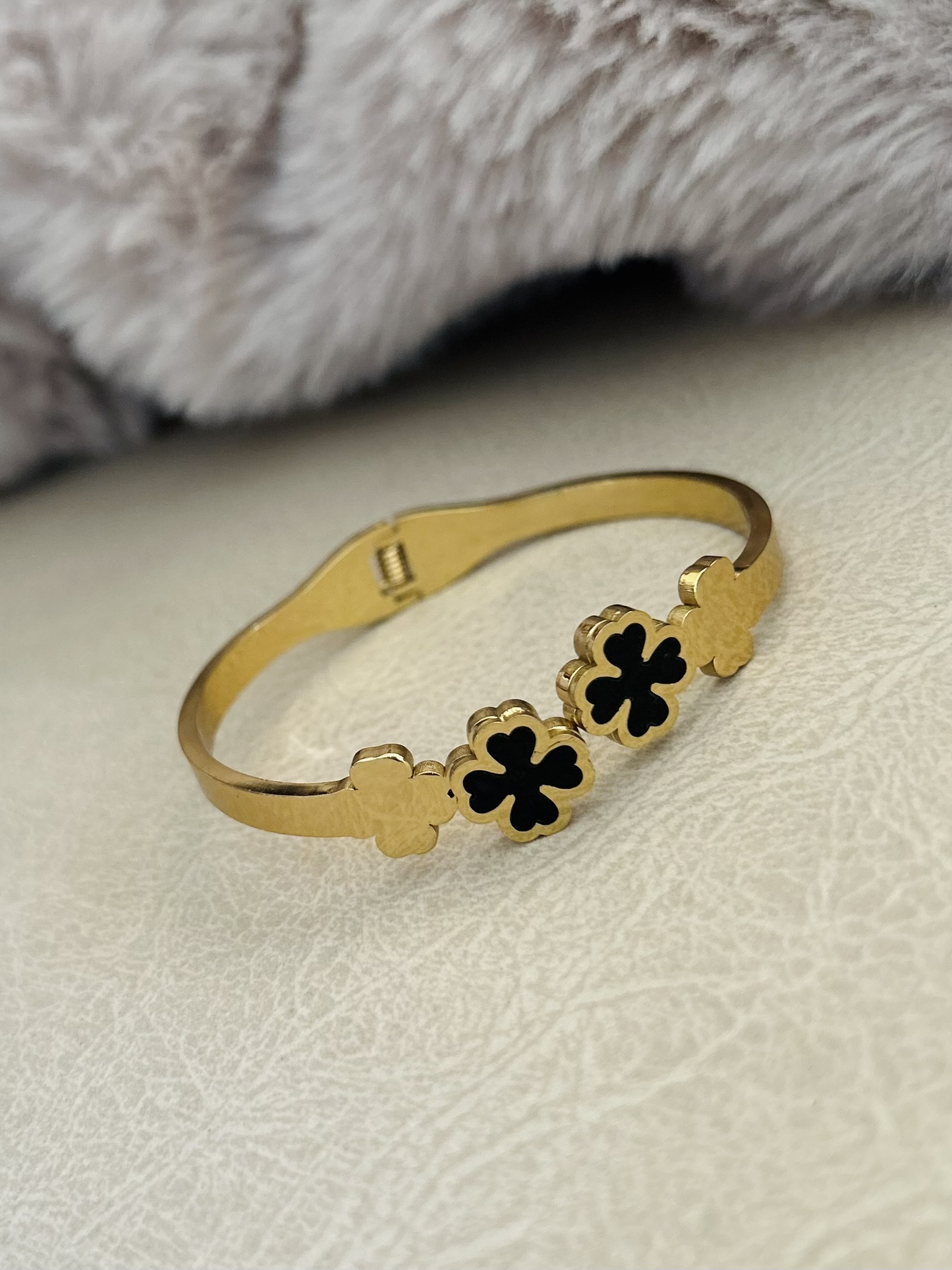 Gold Plated Floral Design Clover Bracelet