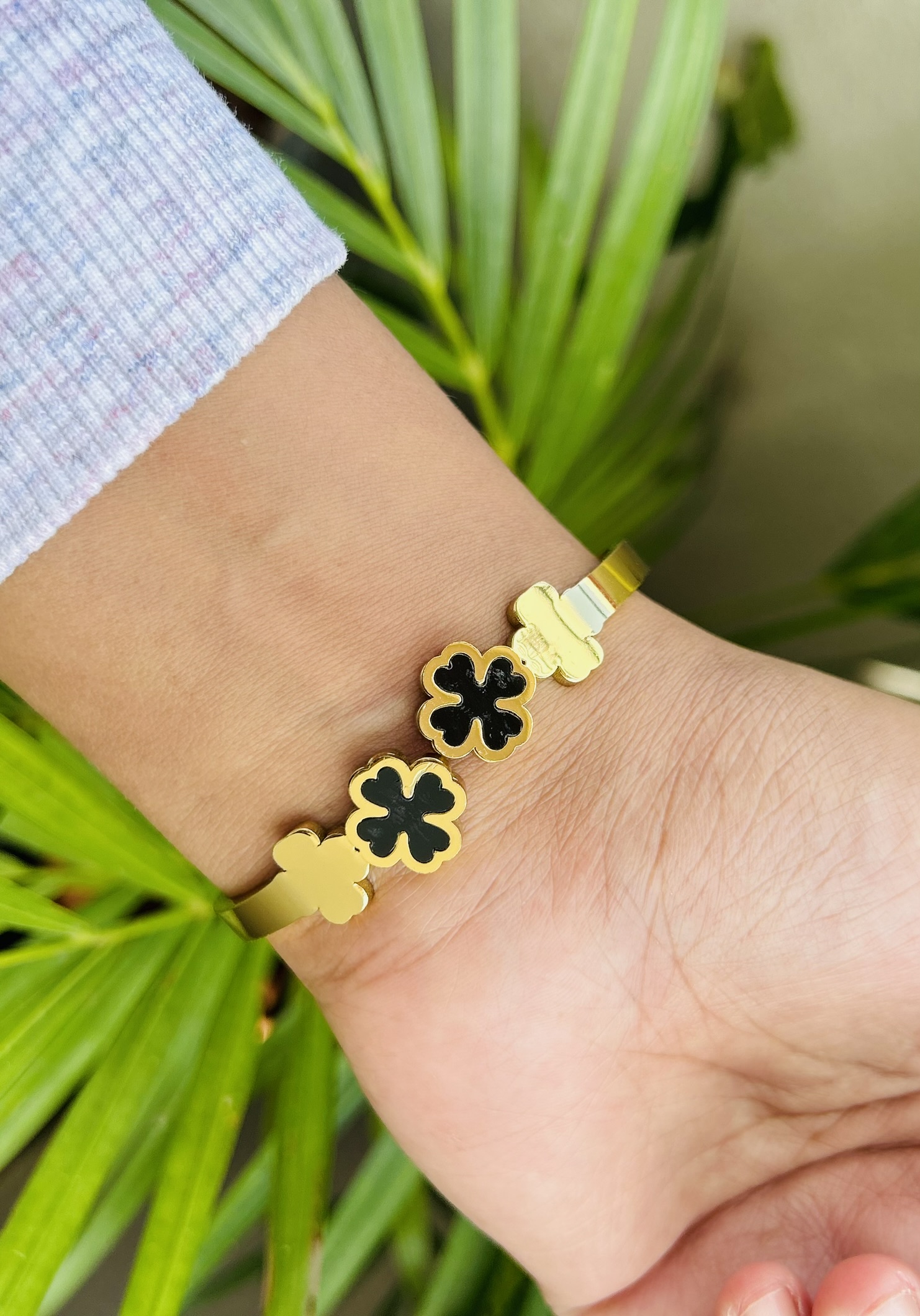 Gold Plated Floral Design Clover Bracelet