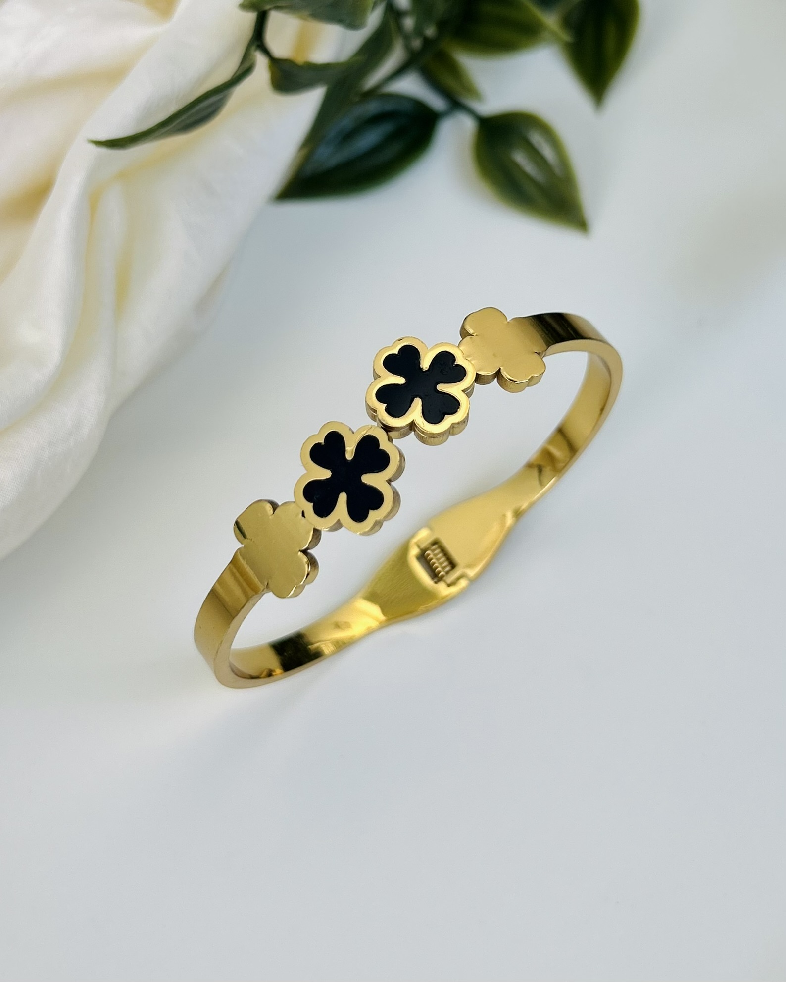 Gold Plated Floral Design Clover Bracelet