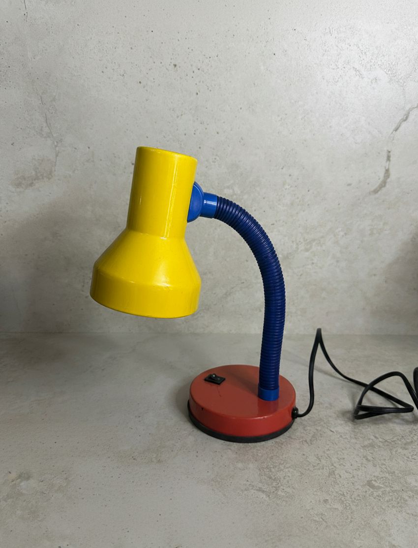 Kolorowa lampka biurkowa retro