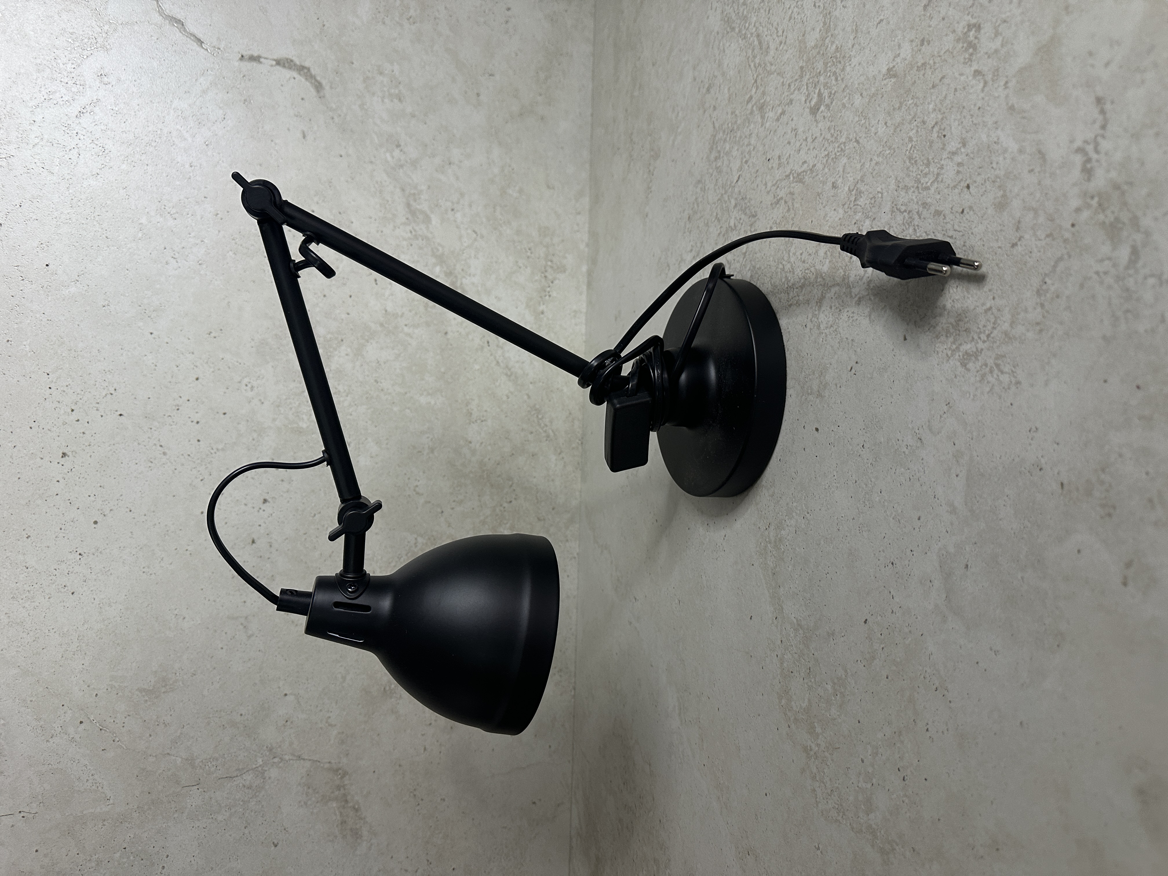 Czarna biurkowa lampka w stylu industrialnym