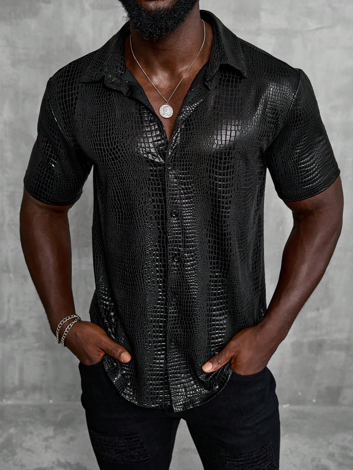 Camisa masculina preta com textura