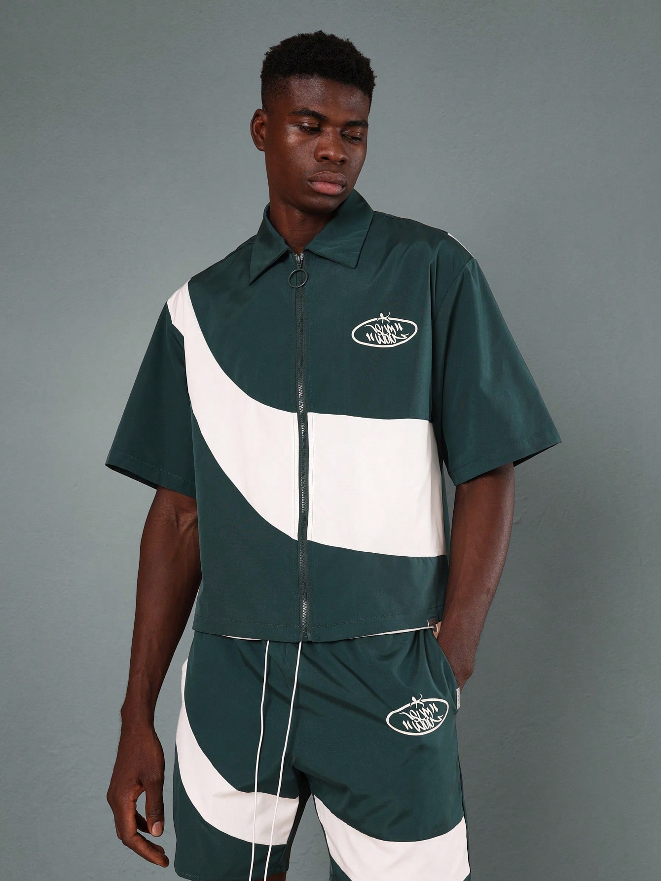 Conjunto esportivo masculino verde e branco