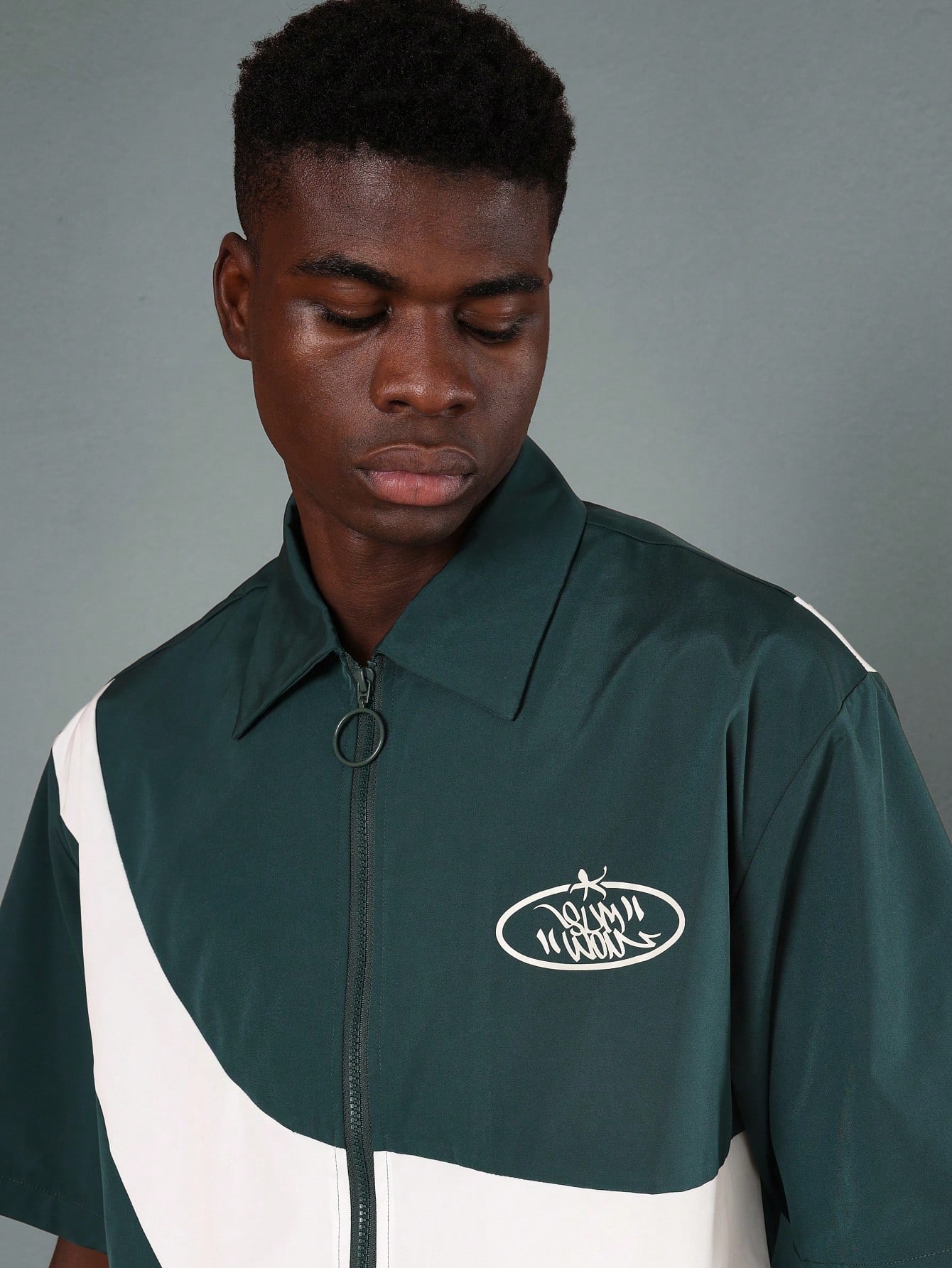 Conjunto esportivo masculino verde e branco