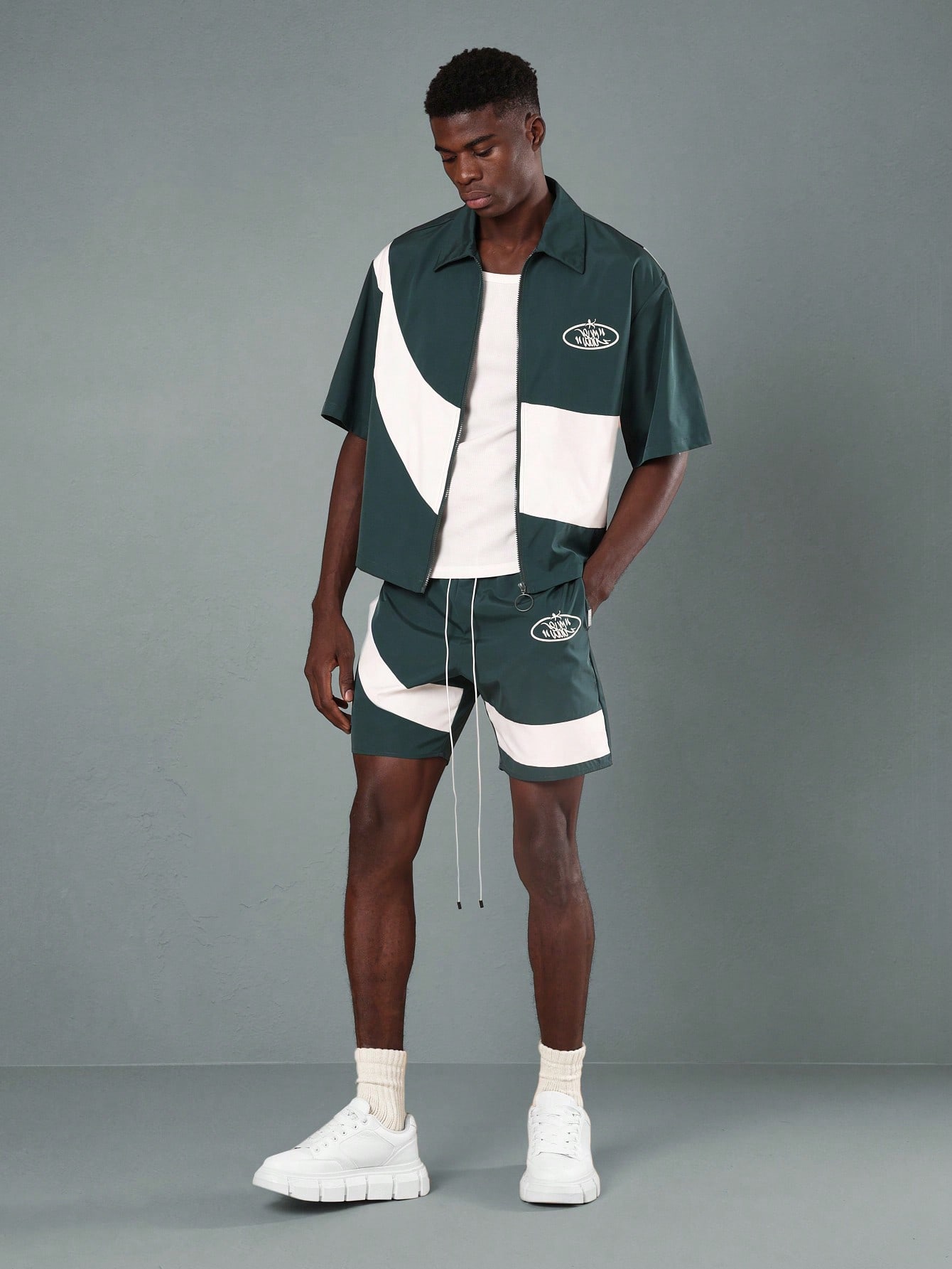 Conjunto esportivo masculino verde e branco