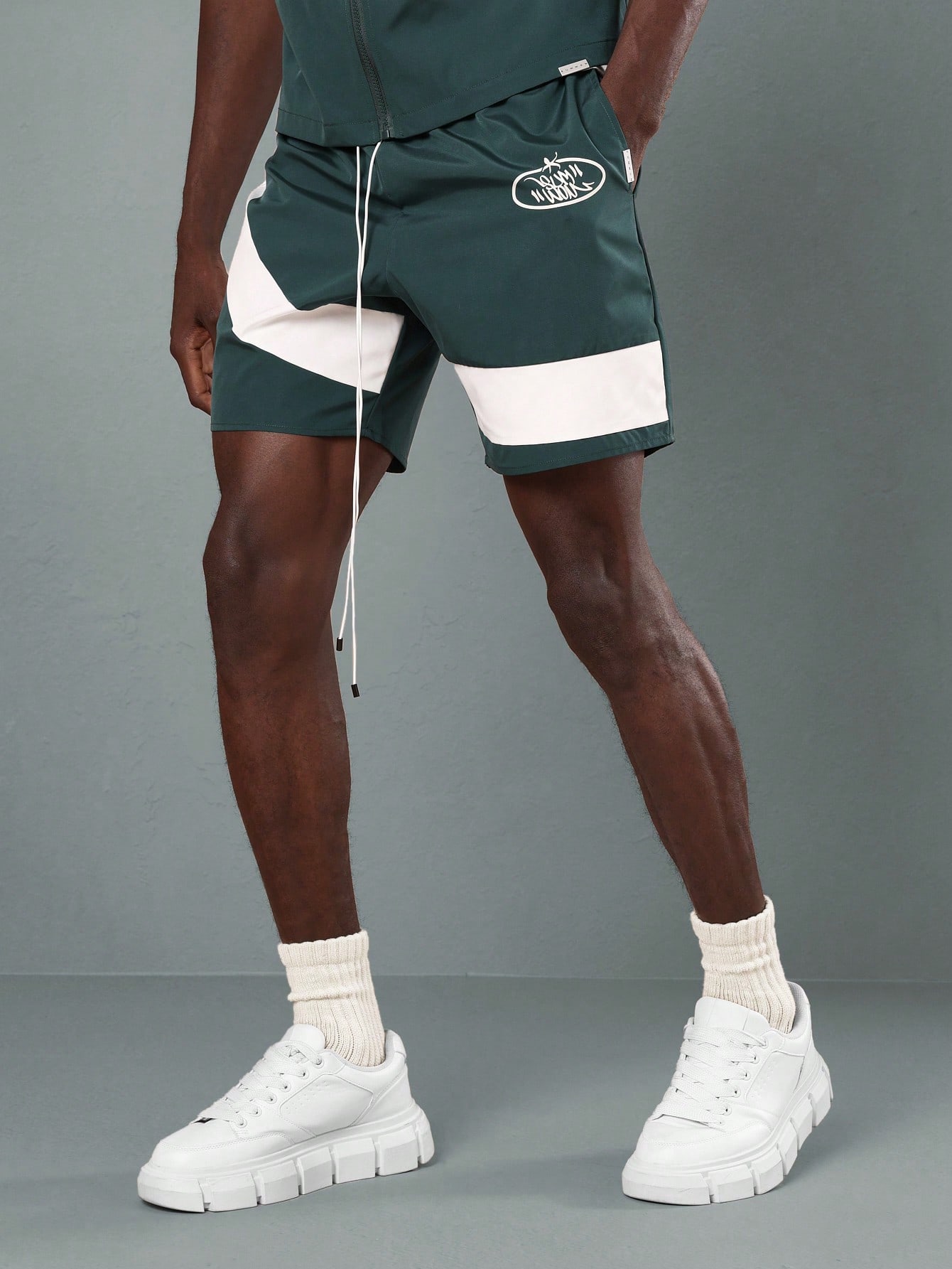 Conjunto esportivo masculino verde e branco
