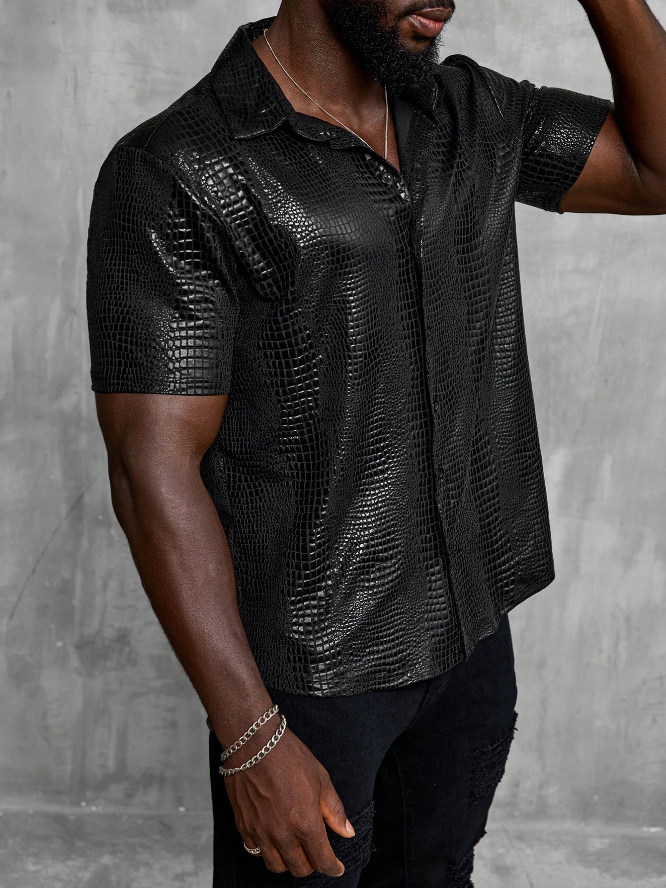 Camisa masculina preta com textura