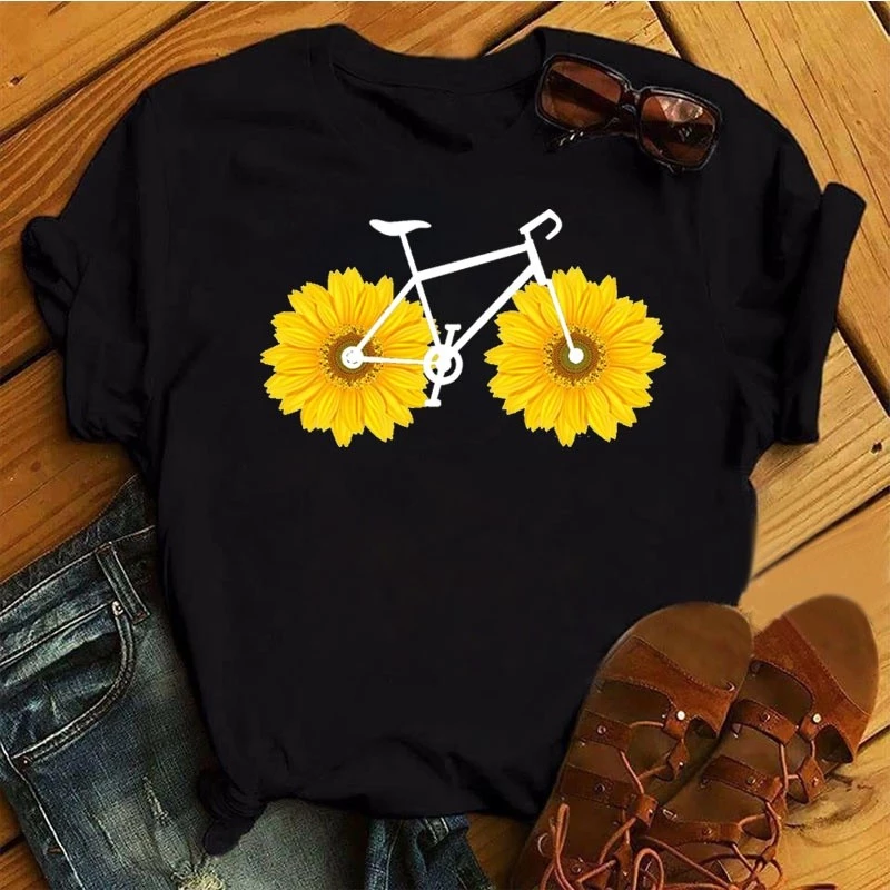 Camiseta com estampa de bicicleta e flores