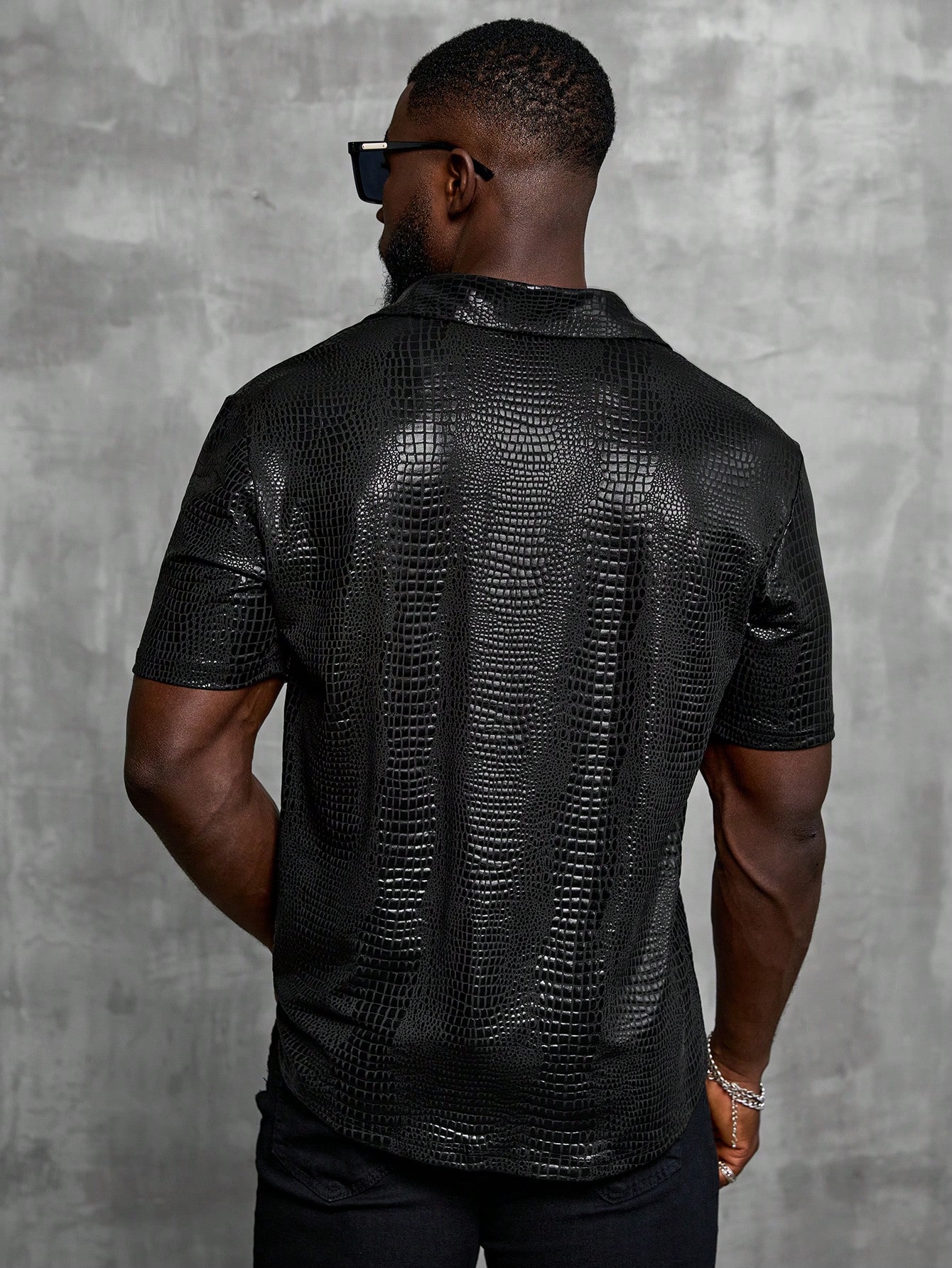 Camisa masculina preta com textura