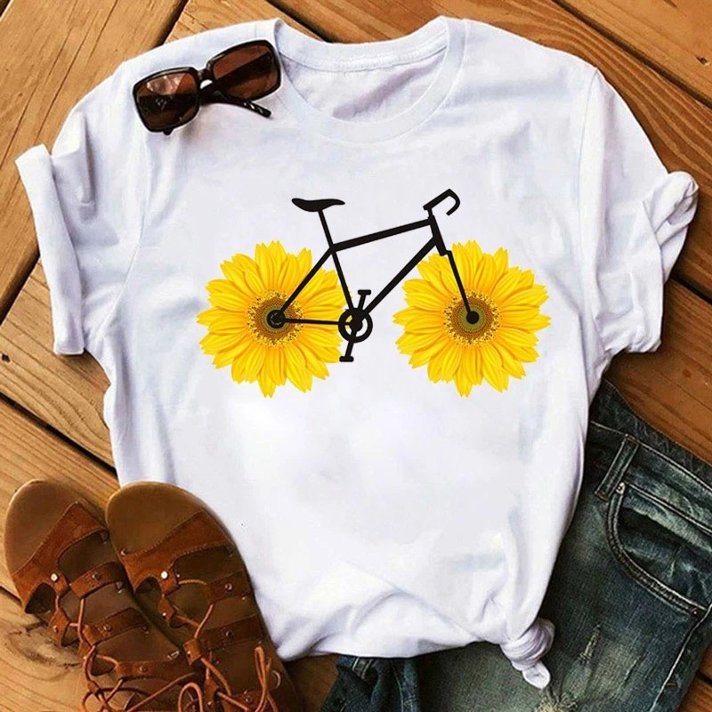 Camiseta com estampa de bicicleta e flores