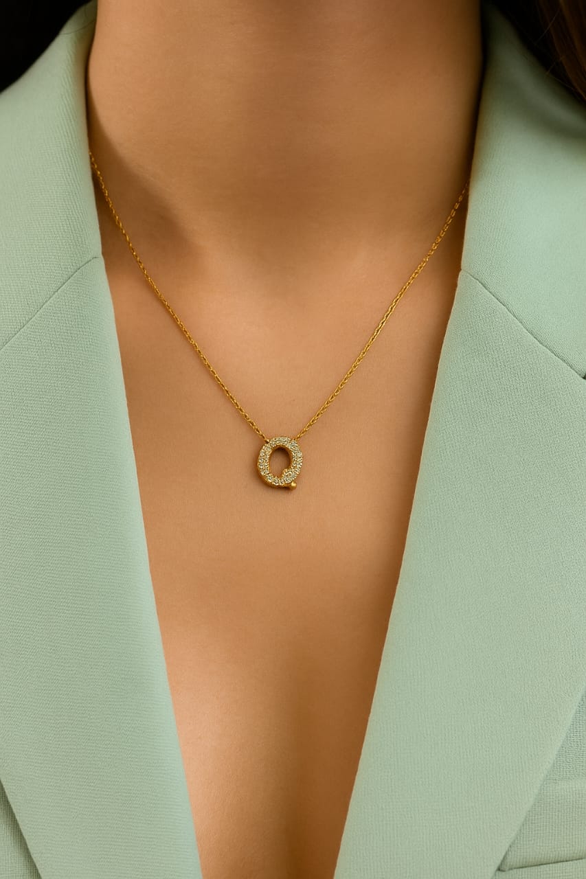 Queen pendant necklace