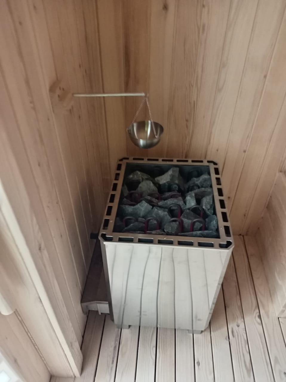 Electric sauna heater with rocks