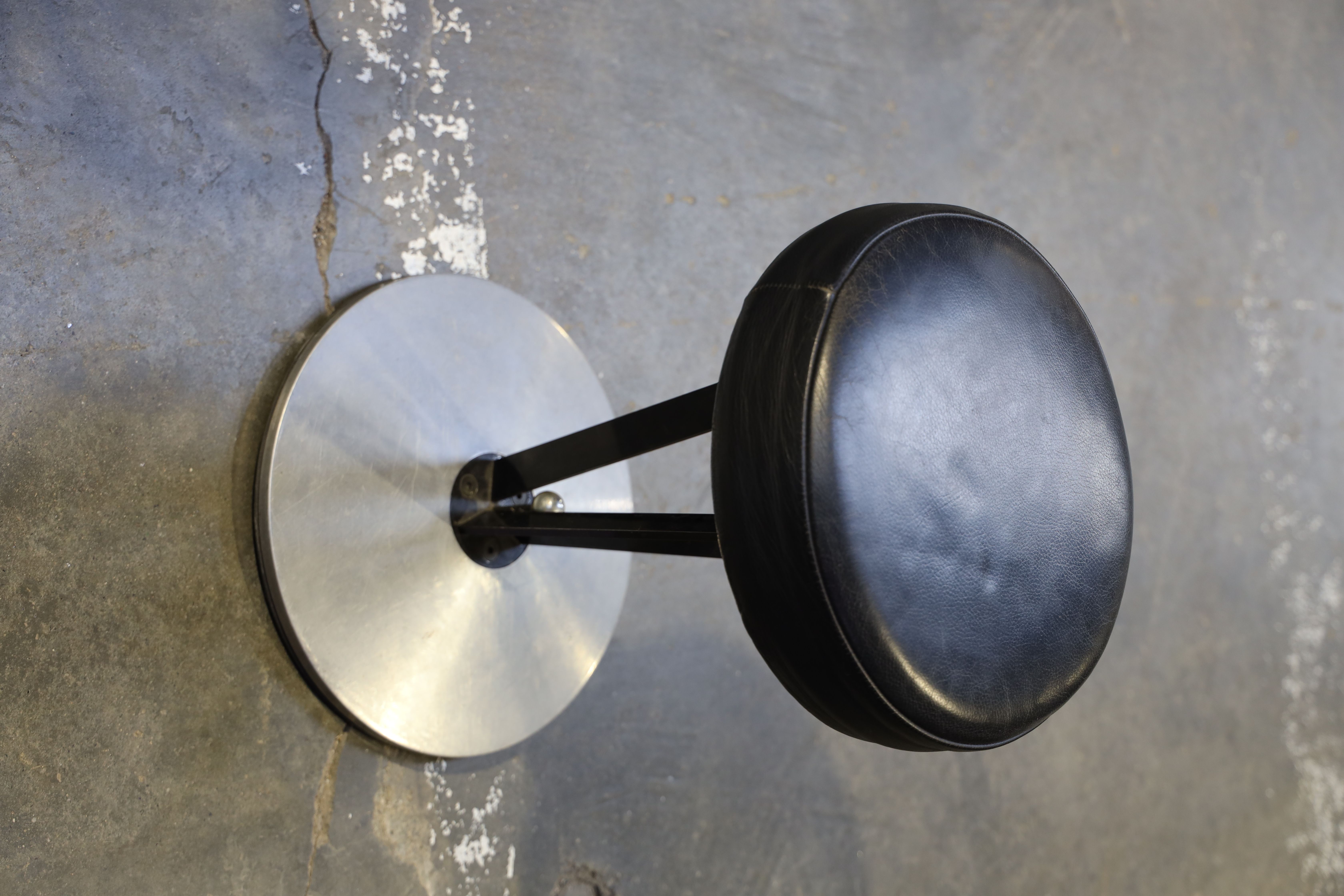 Série de tabourets design en métal et cuir noir